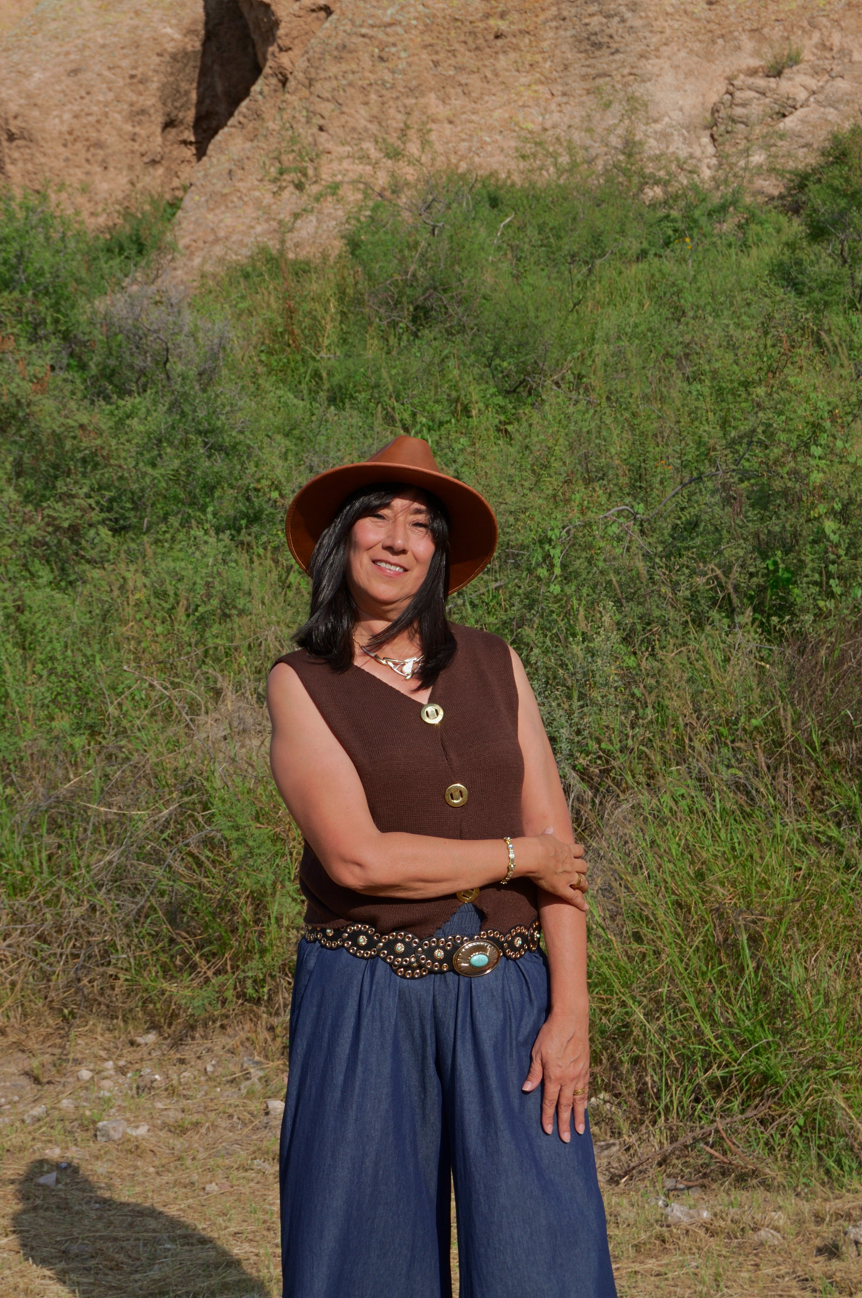 2557 Chaleco Bordes Trenzados con Botones Dorados