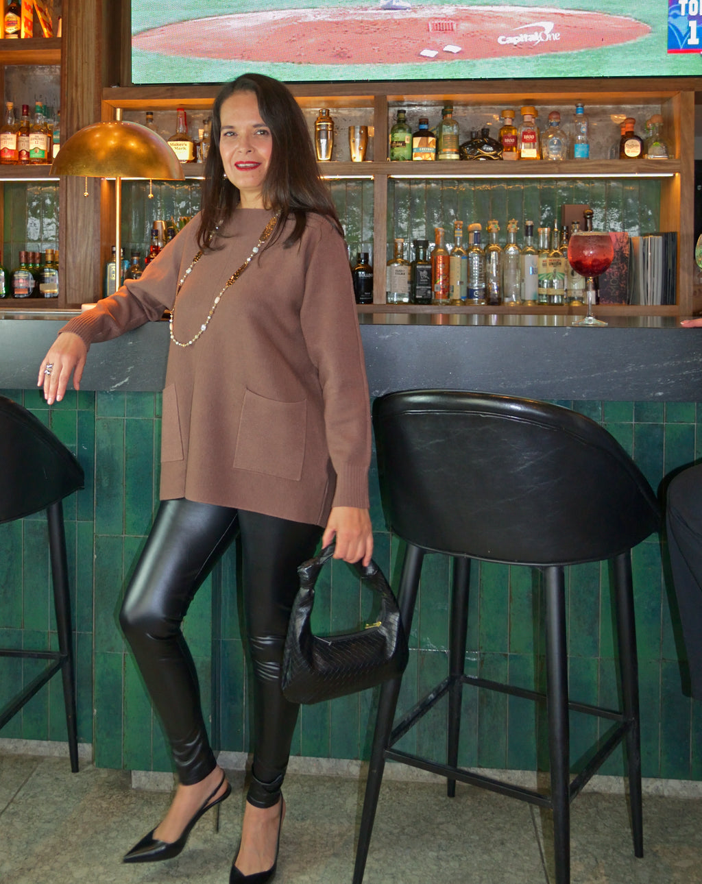 OJ-2757M Suéter con Botones en la Espalda y Bolsas Posteriores