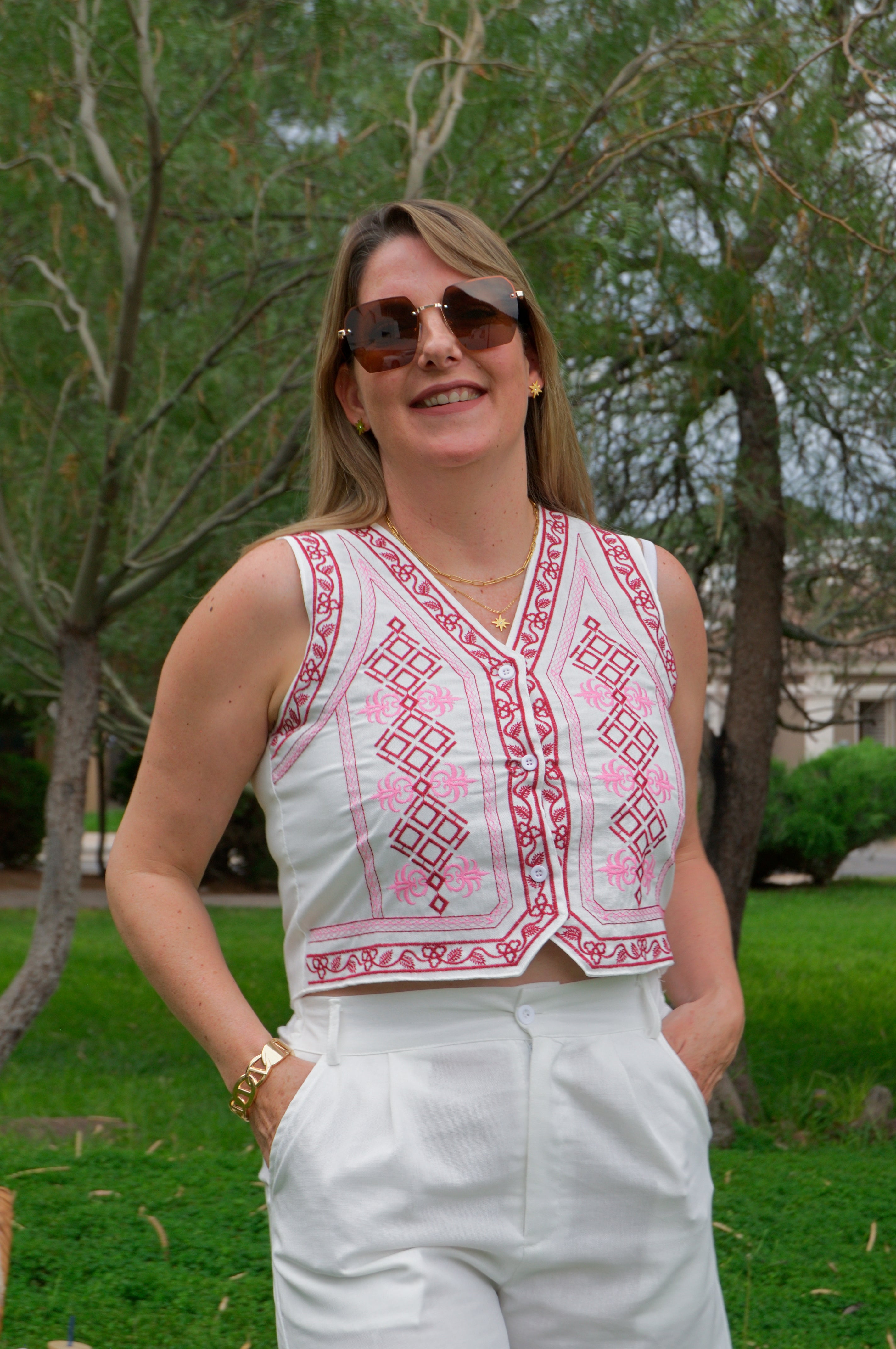 GYF280 Conjunto Chaleco Bordado Con Short