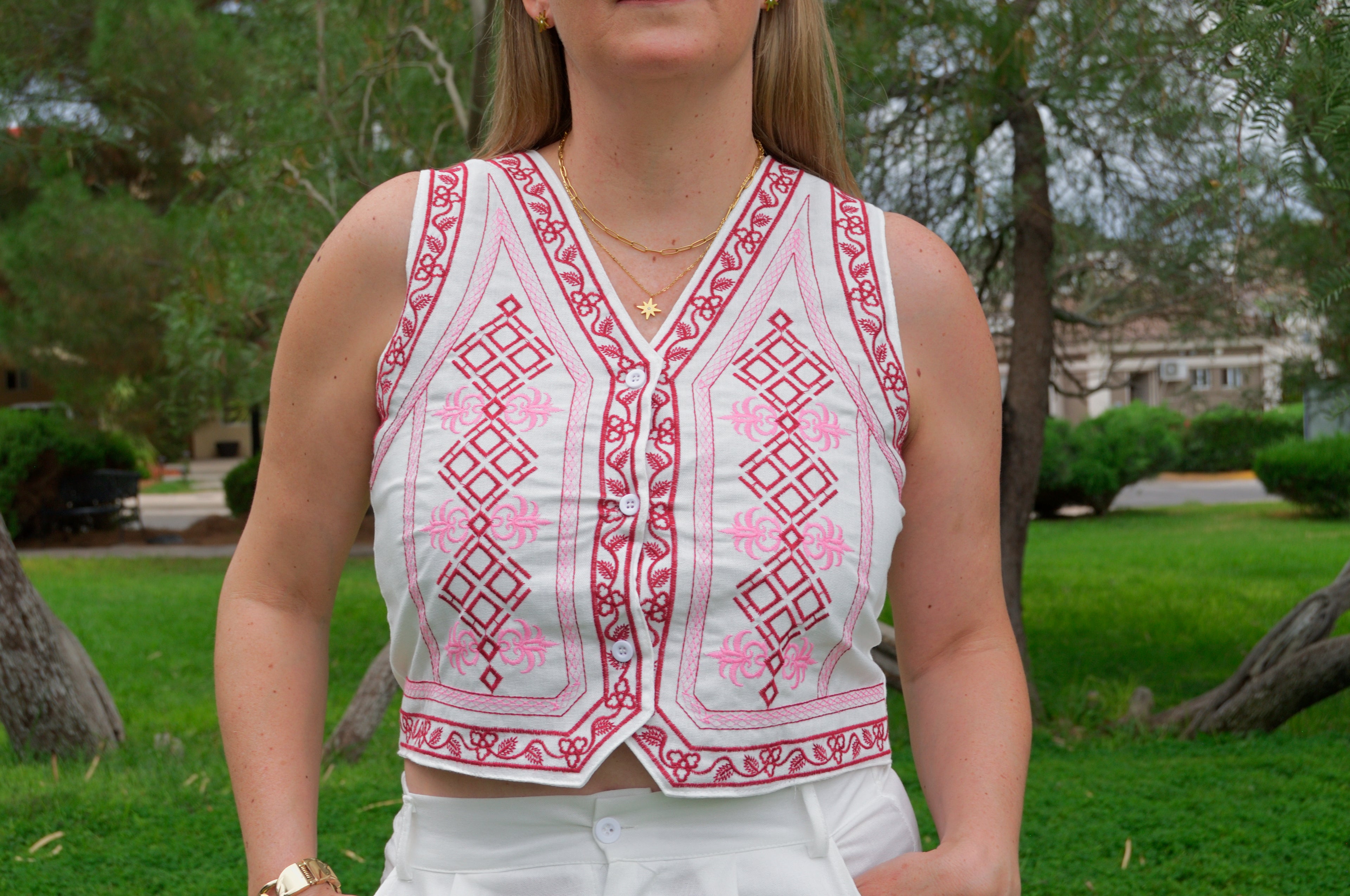 GYF280 Conjunto Chaleco Bordado Con Short