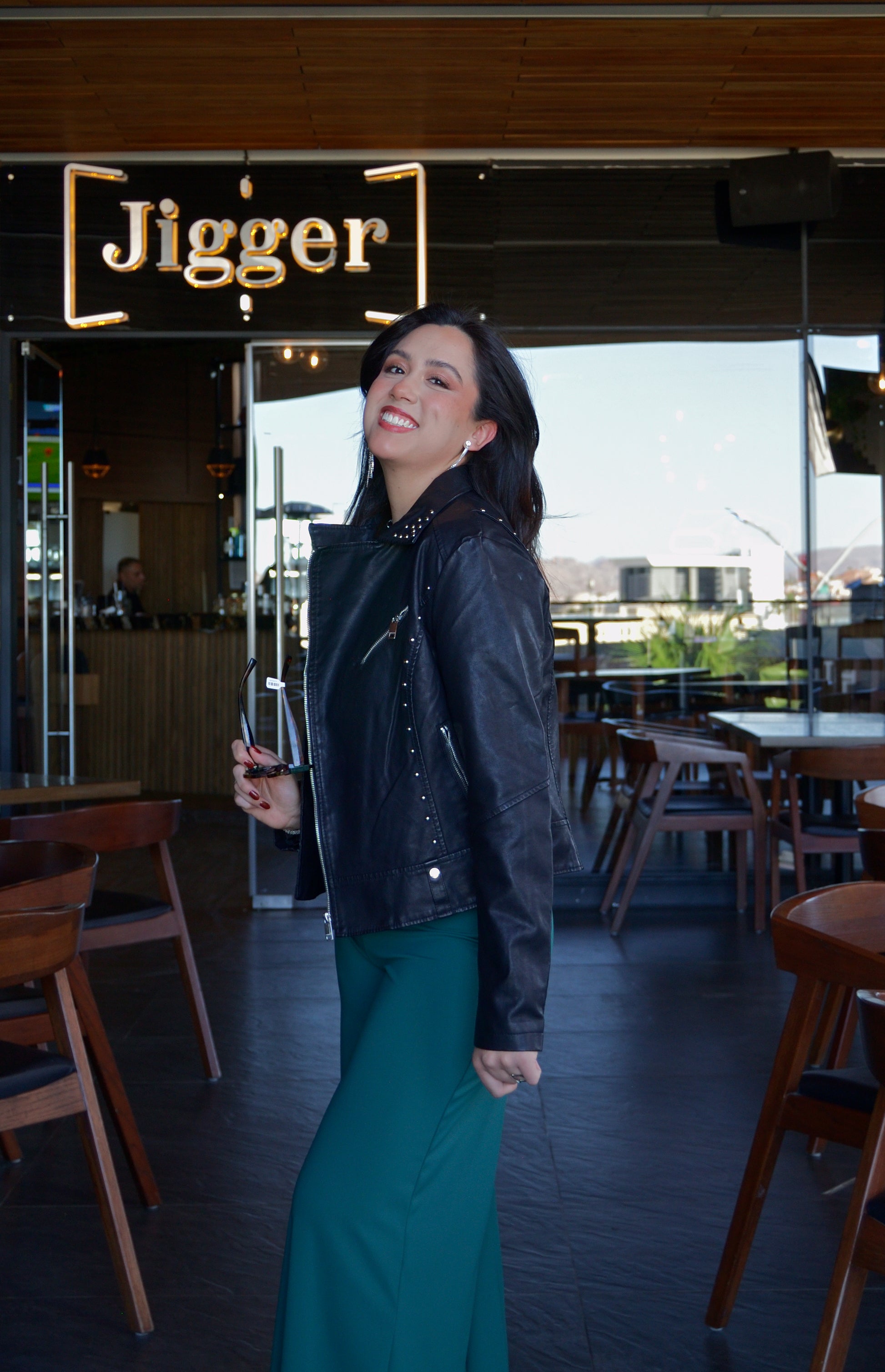 16641-8 Chamarra Piel Con Estoperoles Cierre Asimétrico