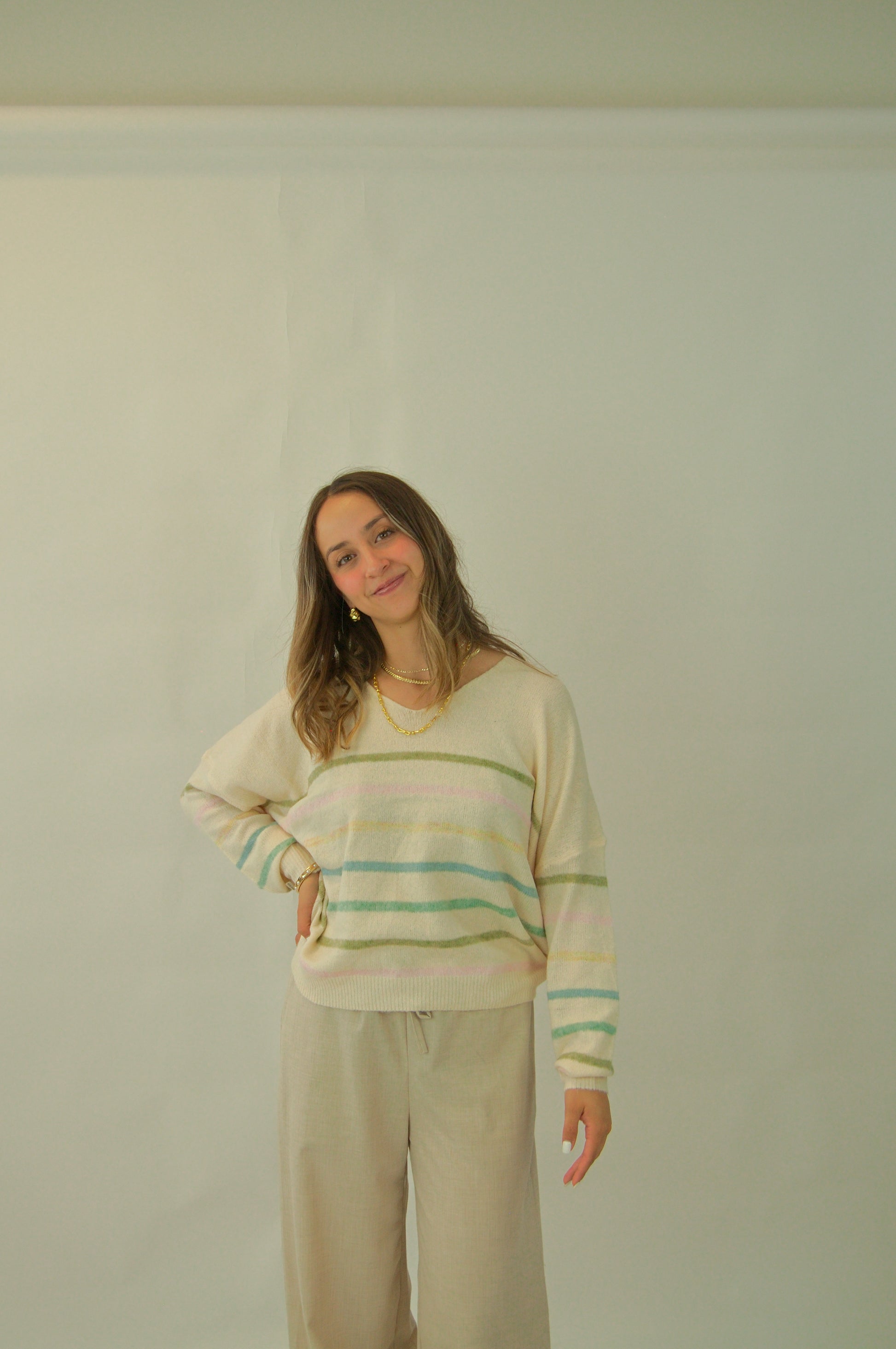 5003 Suéter Cuello V Líneas Colores
