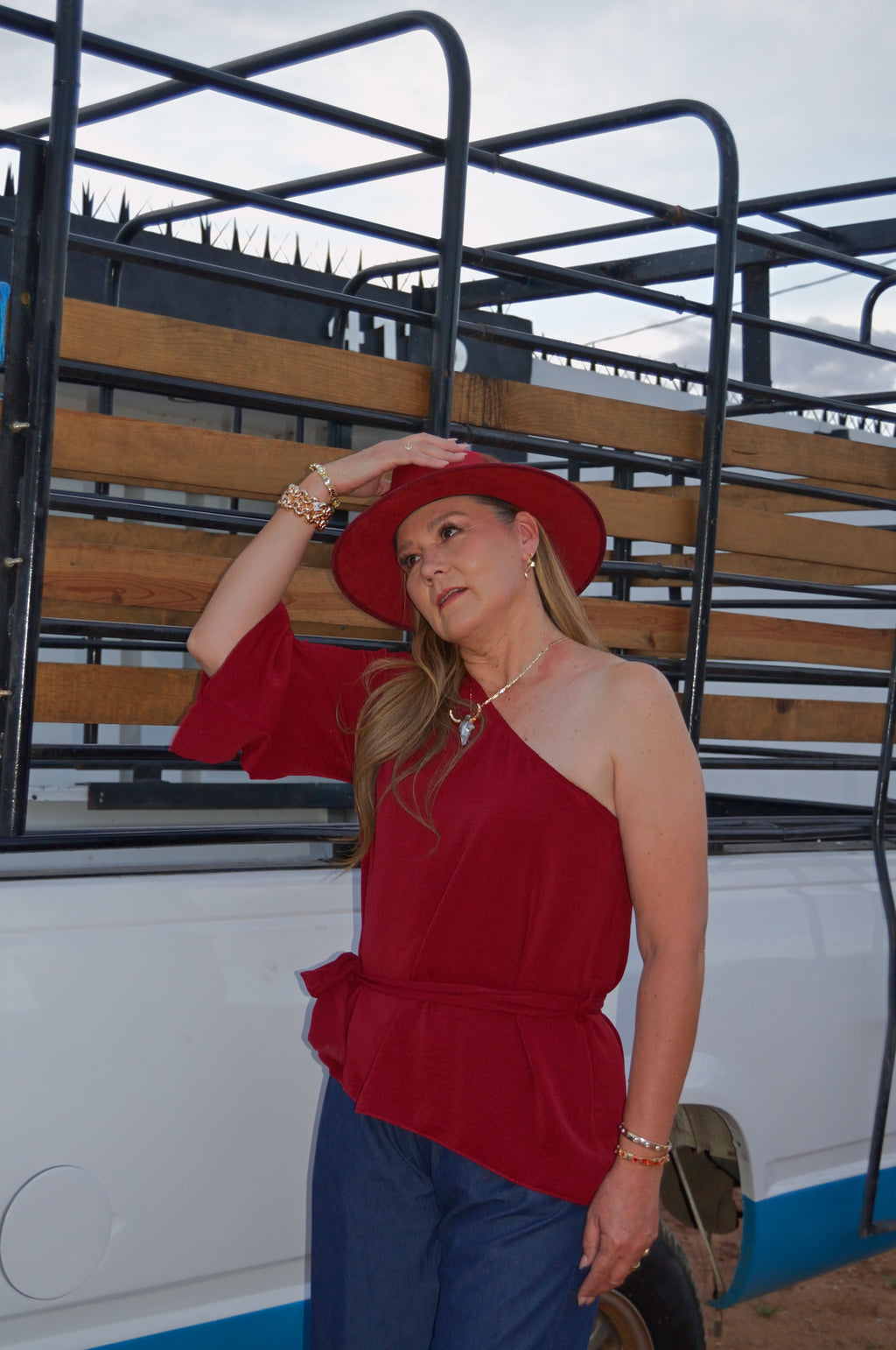 1081DBJ Conjunto Blusa con Maga Caída Nudo Lateral