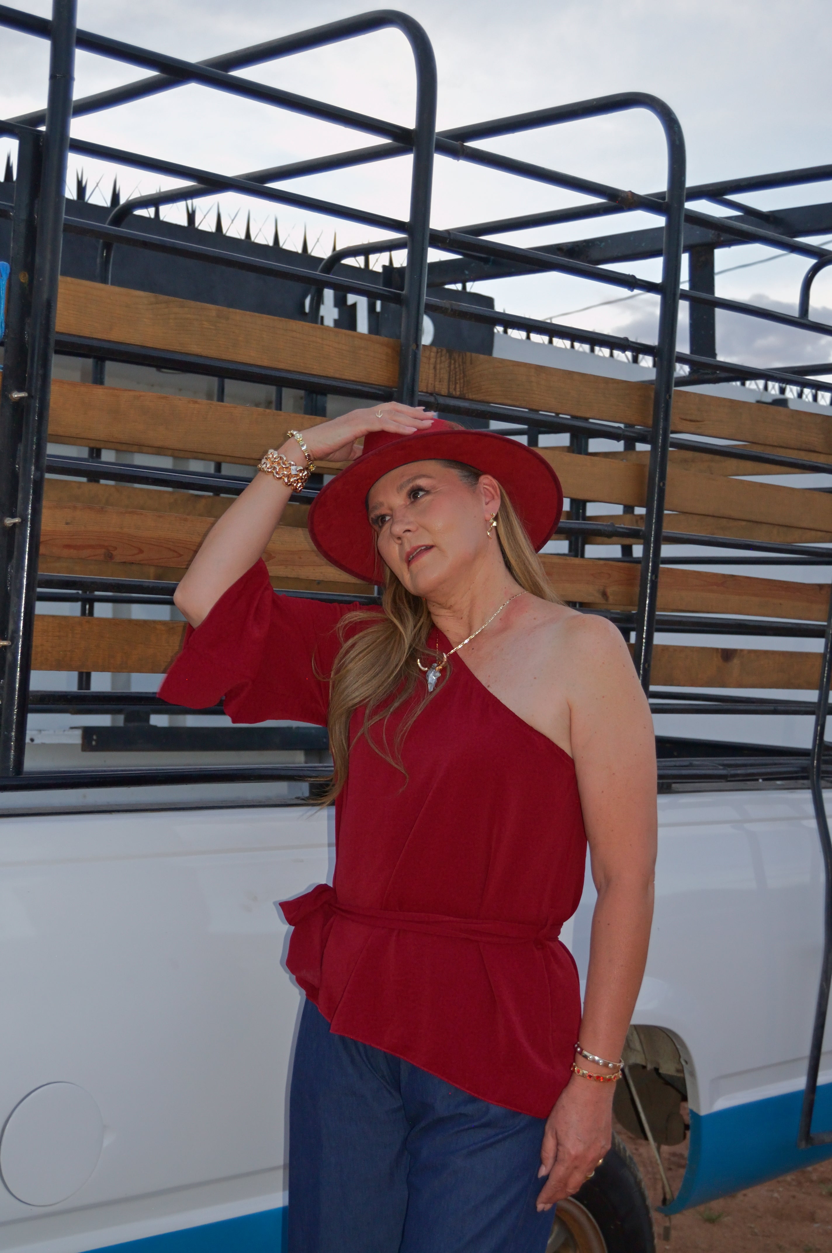 1081DBJ Conjunto Blusa con Maga Caída Nudo Lateral