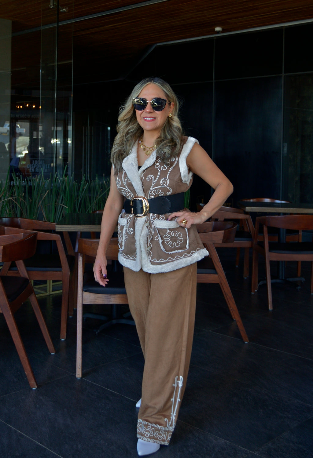 PS25904 Pantalón Pana Con Bordado Bajo