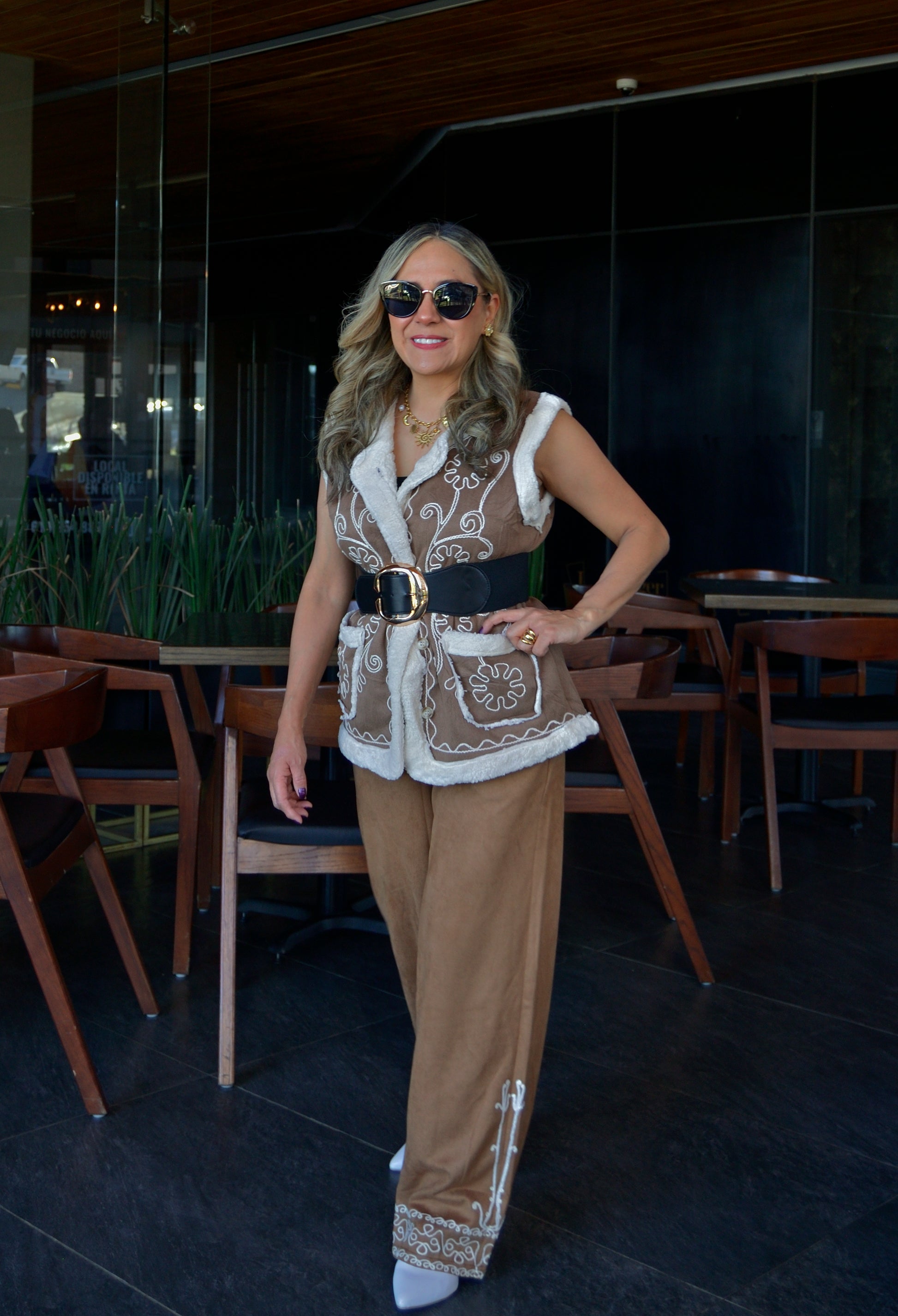 PS25904 Pantalón Pana Con Bordado Bajo