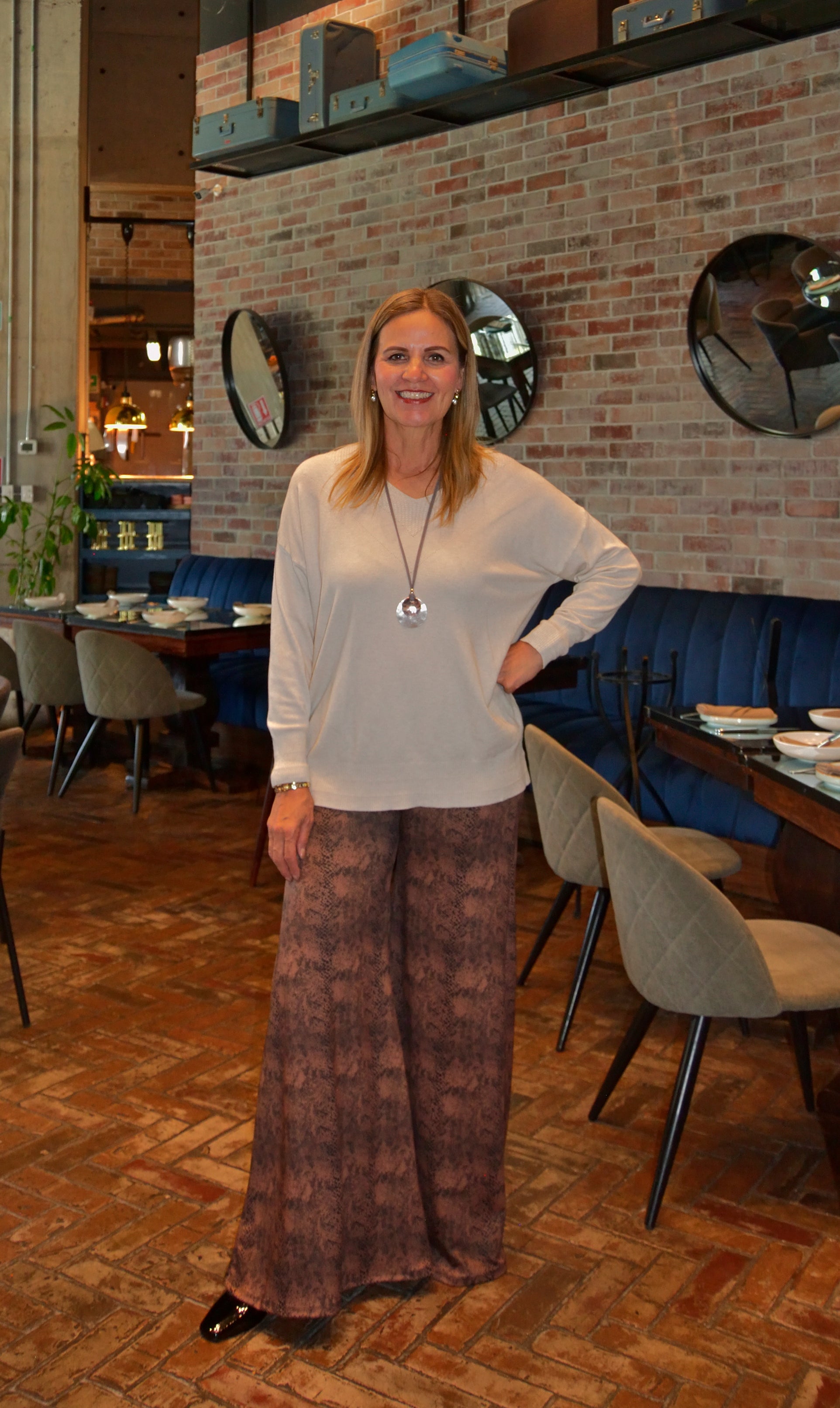 Q720101B Suéter Liso Cuello V Bordado