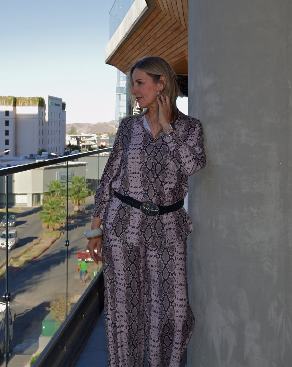 2658LVIJ Conjunto de Camisa con Pantalón Estampado de Serpiente