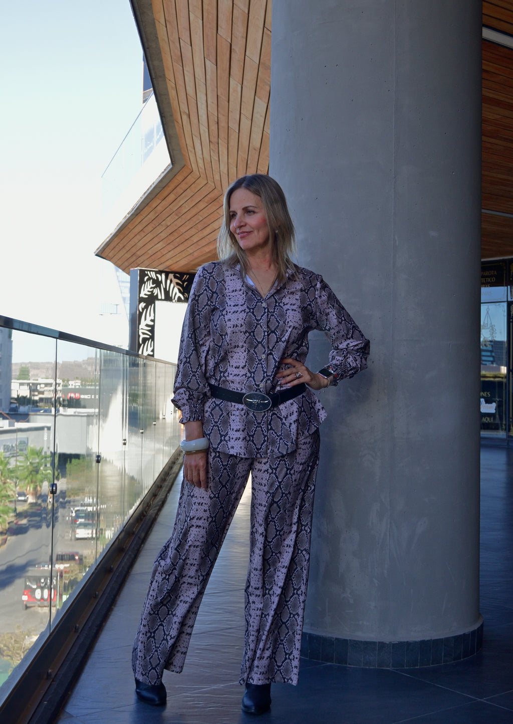 2658LVIJ Conjunto de Camisa con Pantalón Estampado de Serpiente