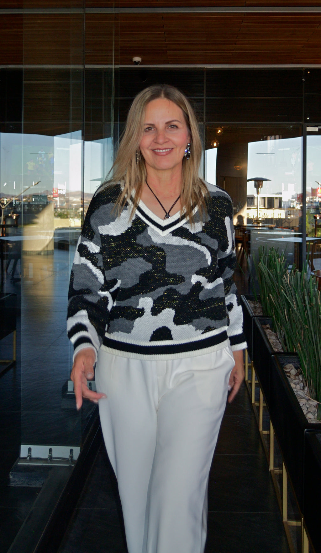 573 Sueter Camuflajeado Hilo Brilloso Cuello V