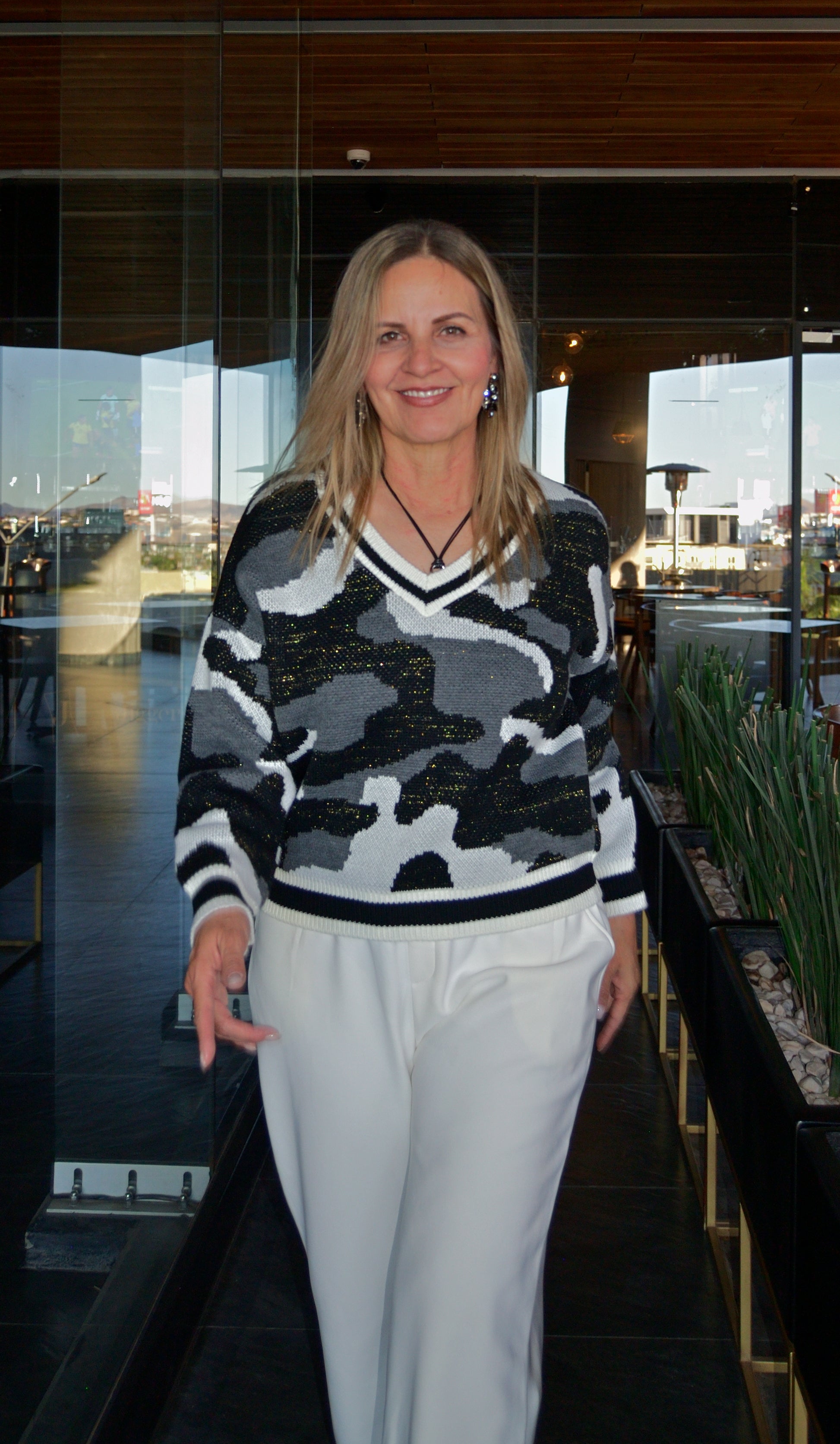 573 Sueter Camuflajeado Hilo Brilloso Cuello V