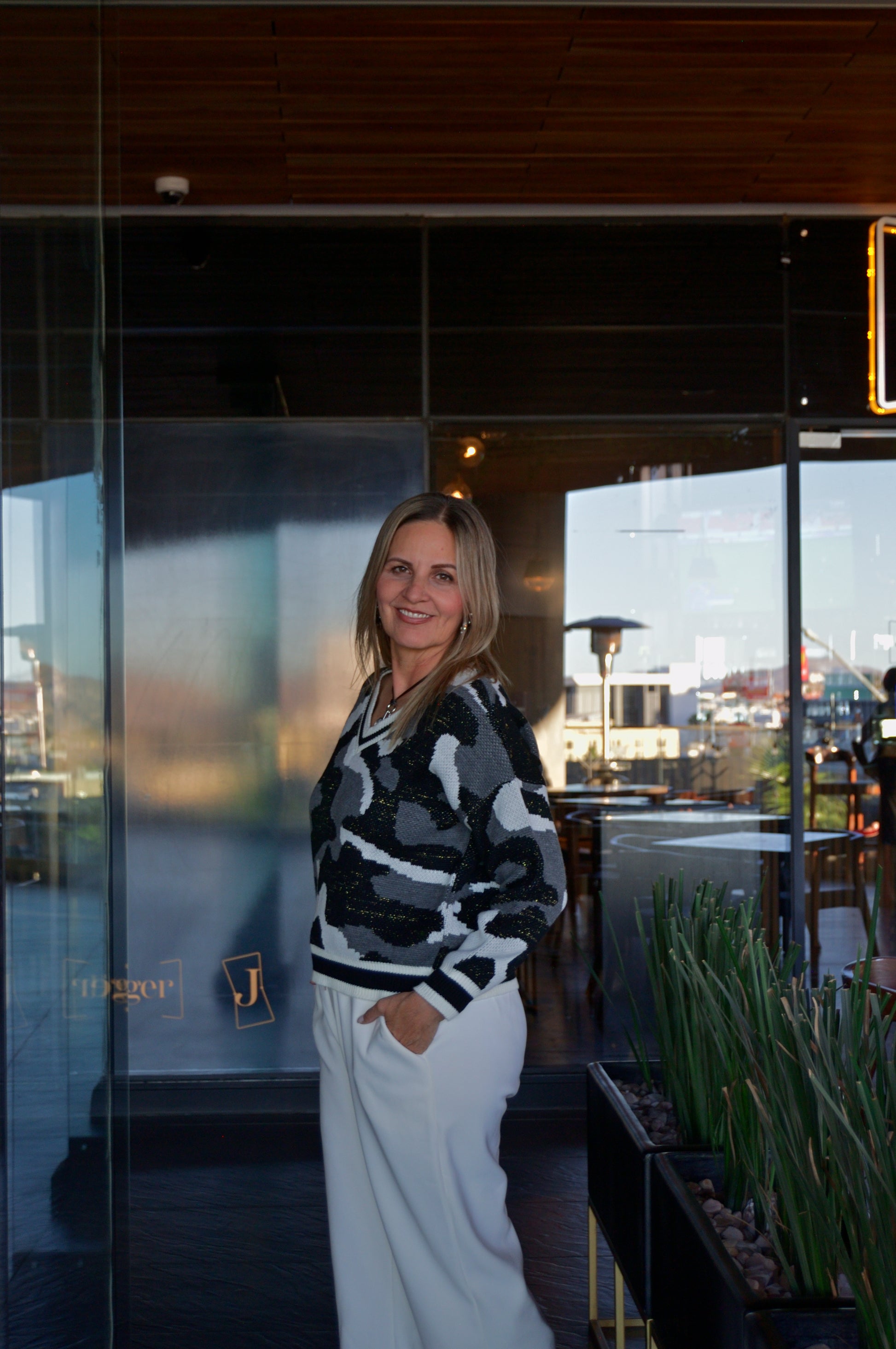 573 Sueter Camuflajeado Hilo Brilloso Cuello V