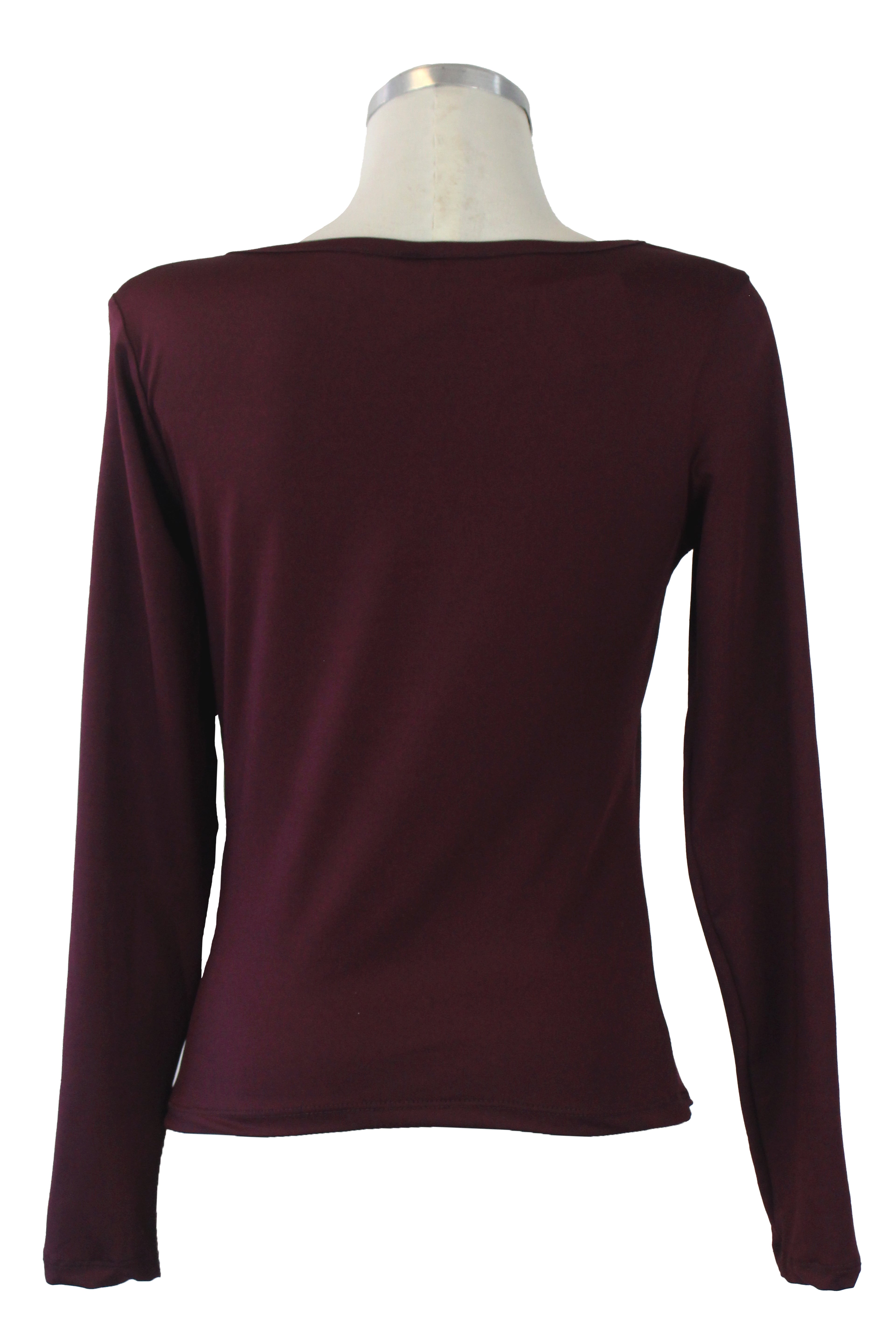 1347LHJ Blusa Lisa con Escote Abierto y Broche Decorativo