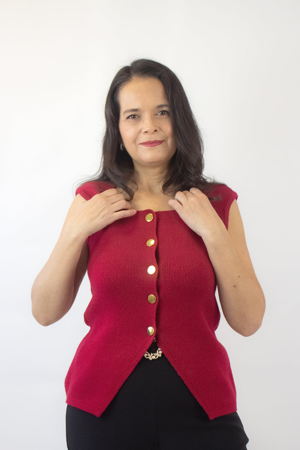 CHL087 Chaleco con Cuello Cuadrado y Botones Dorados