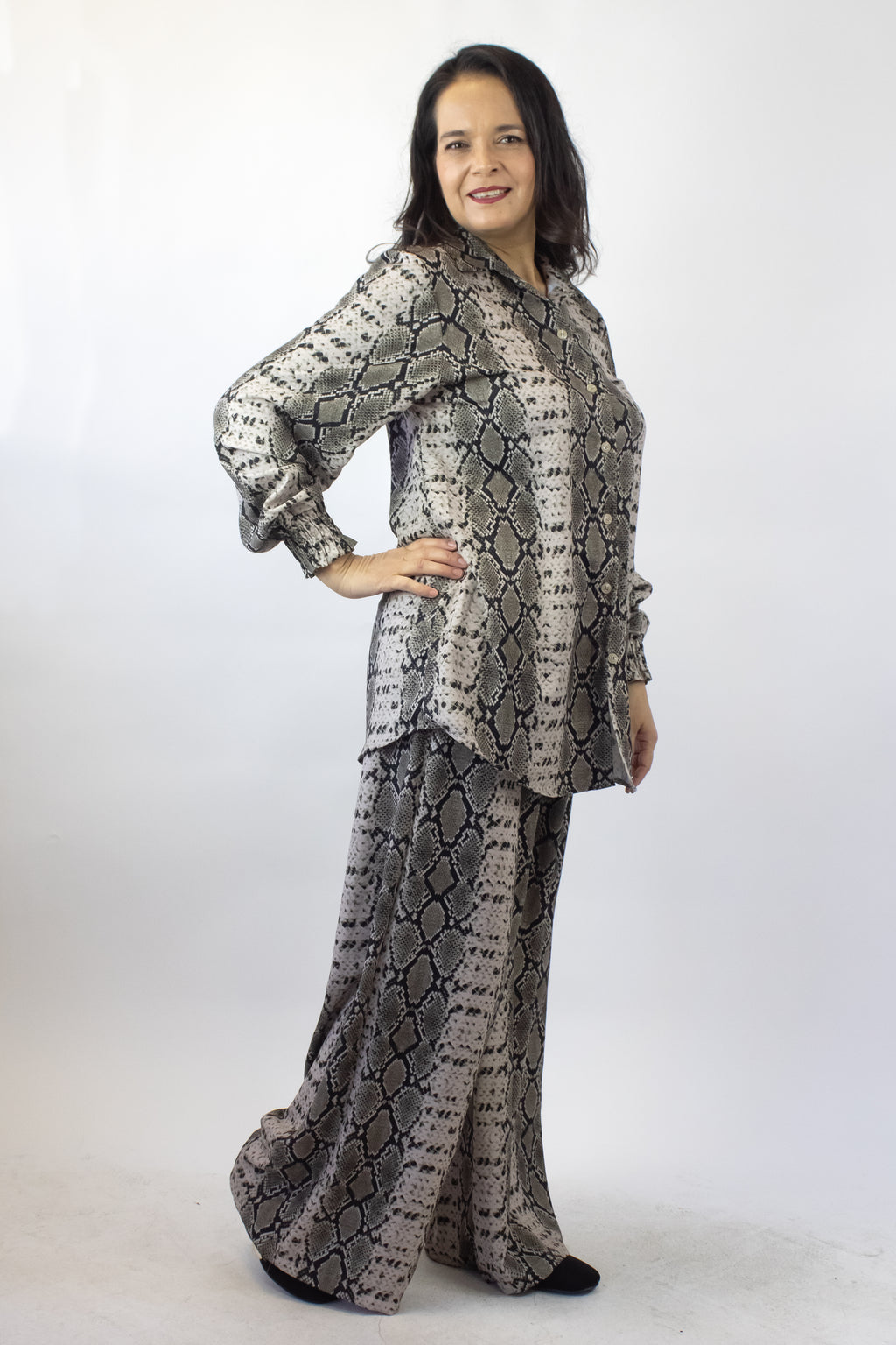 2658LVIJ Conjunto de Camisa con Pantalón Estampado de Serpiente