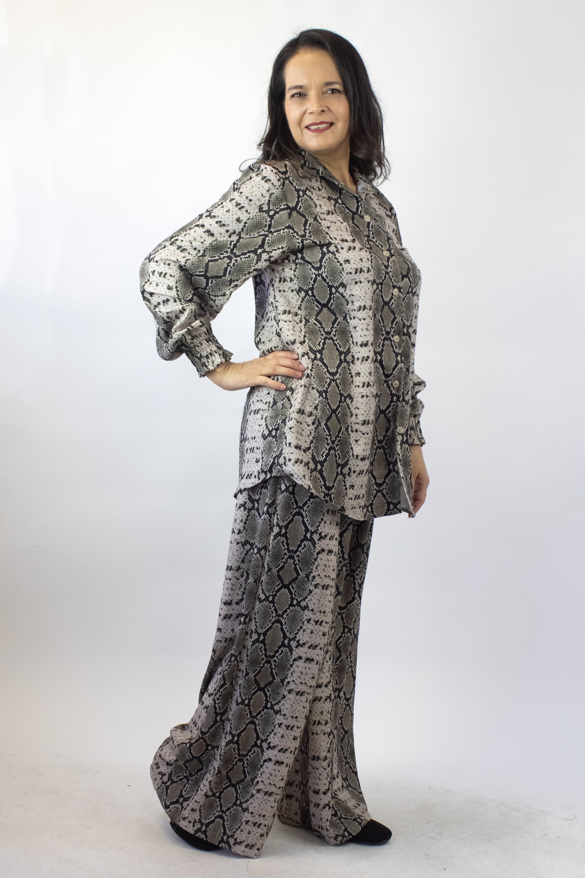 2658LVIJ Conjunto de Camisa con Pantalón Estampado de Serpiente