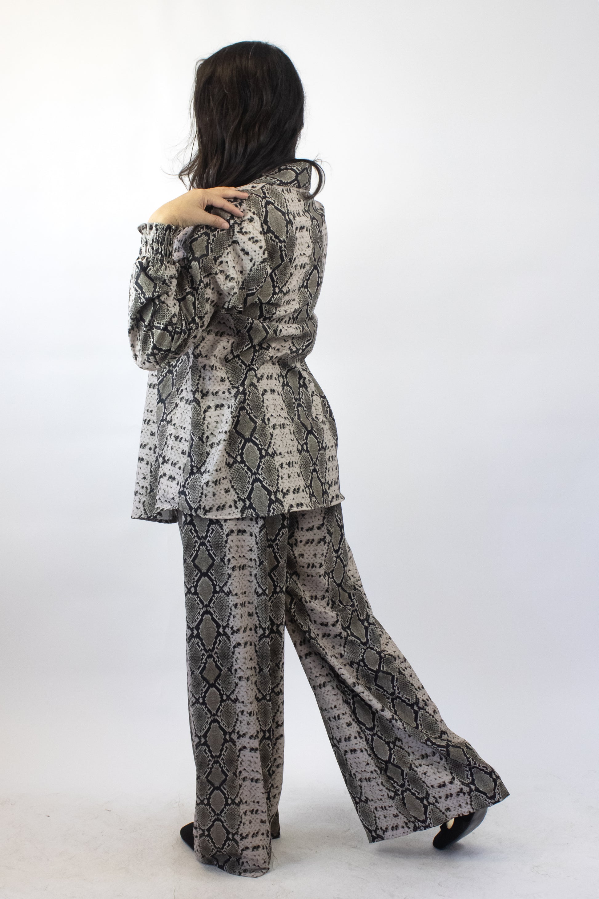 2658LVIJ Conjunto de Camisa con Pantalón Estampado de Serpiente