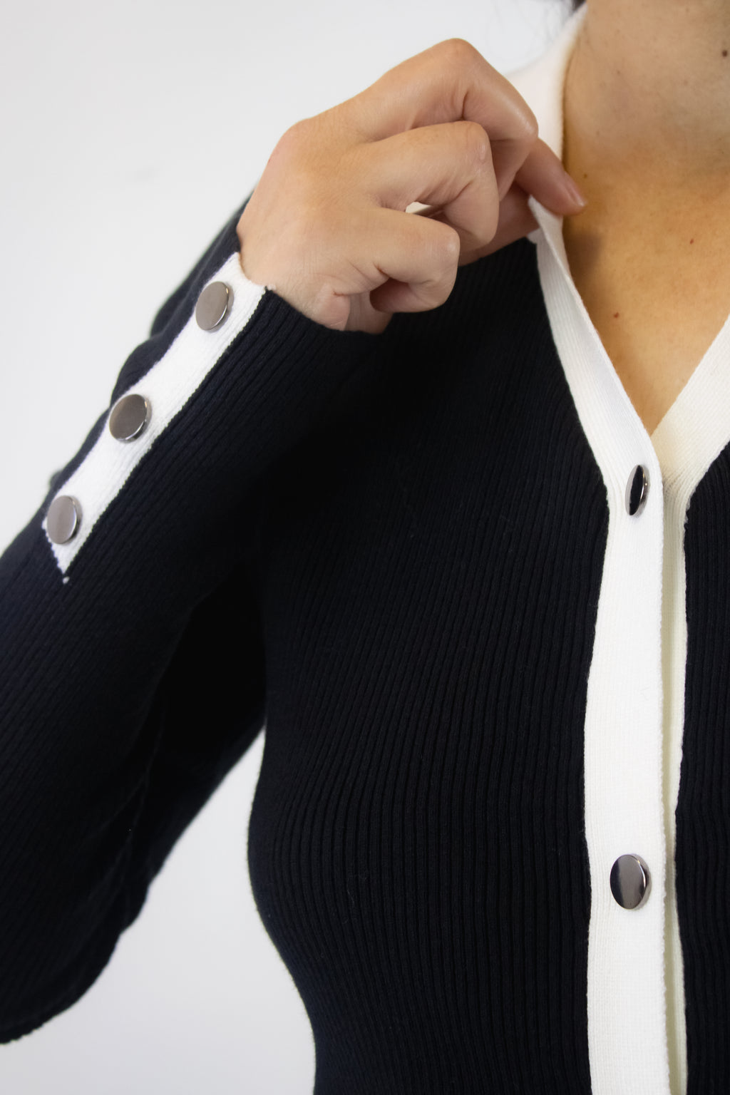 SQY-30047 Suéter con Cuello Tipo Camisa y Botones Plateados