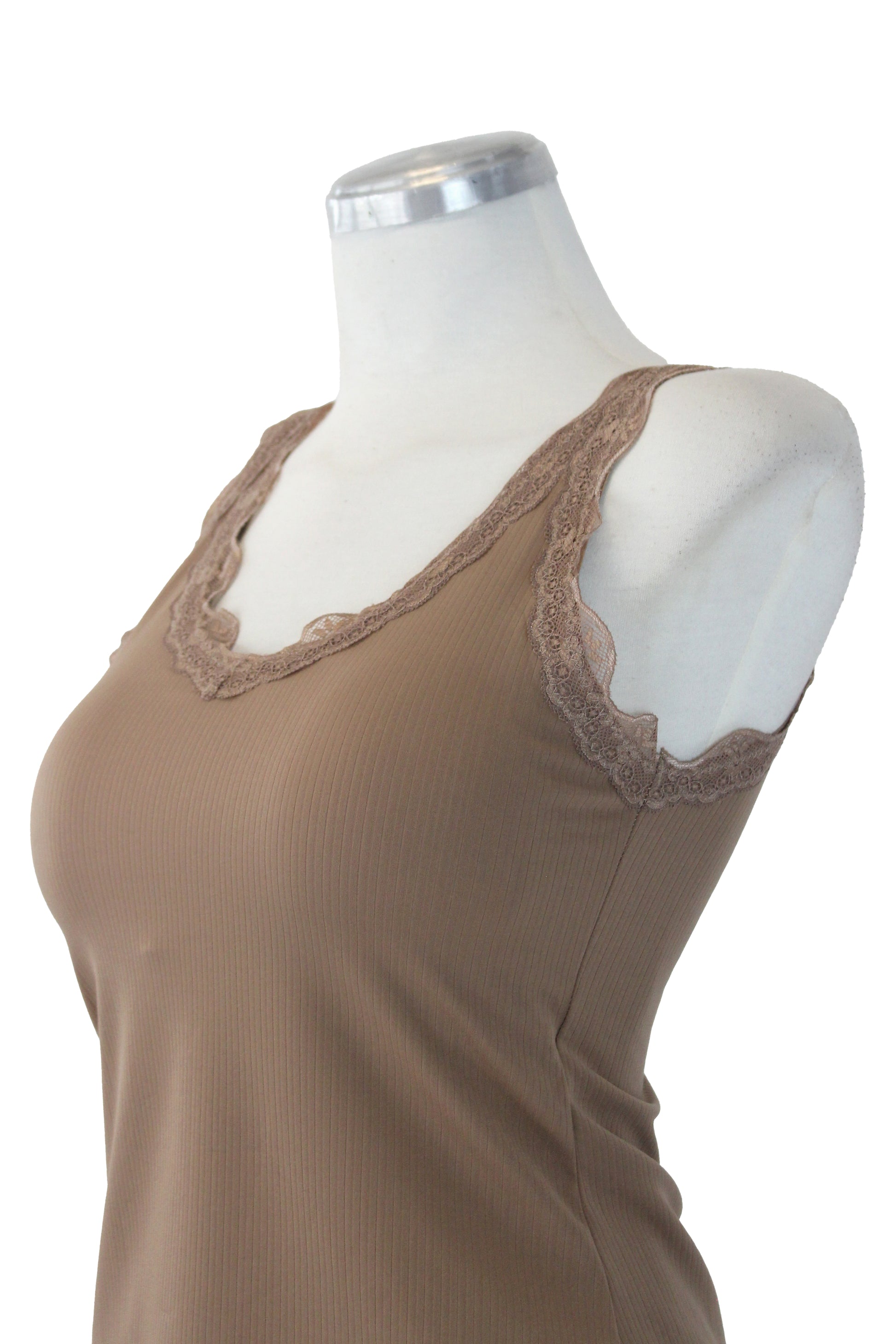 T3340 Blusa Básica con Borden Bordado y Copas