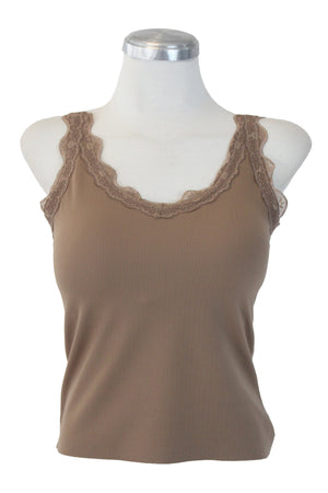 T3340 Blusa Básica con Borden Bordado y Copas