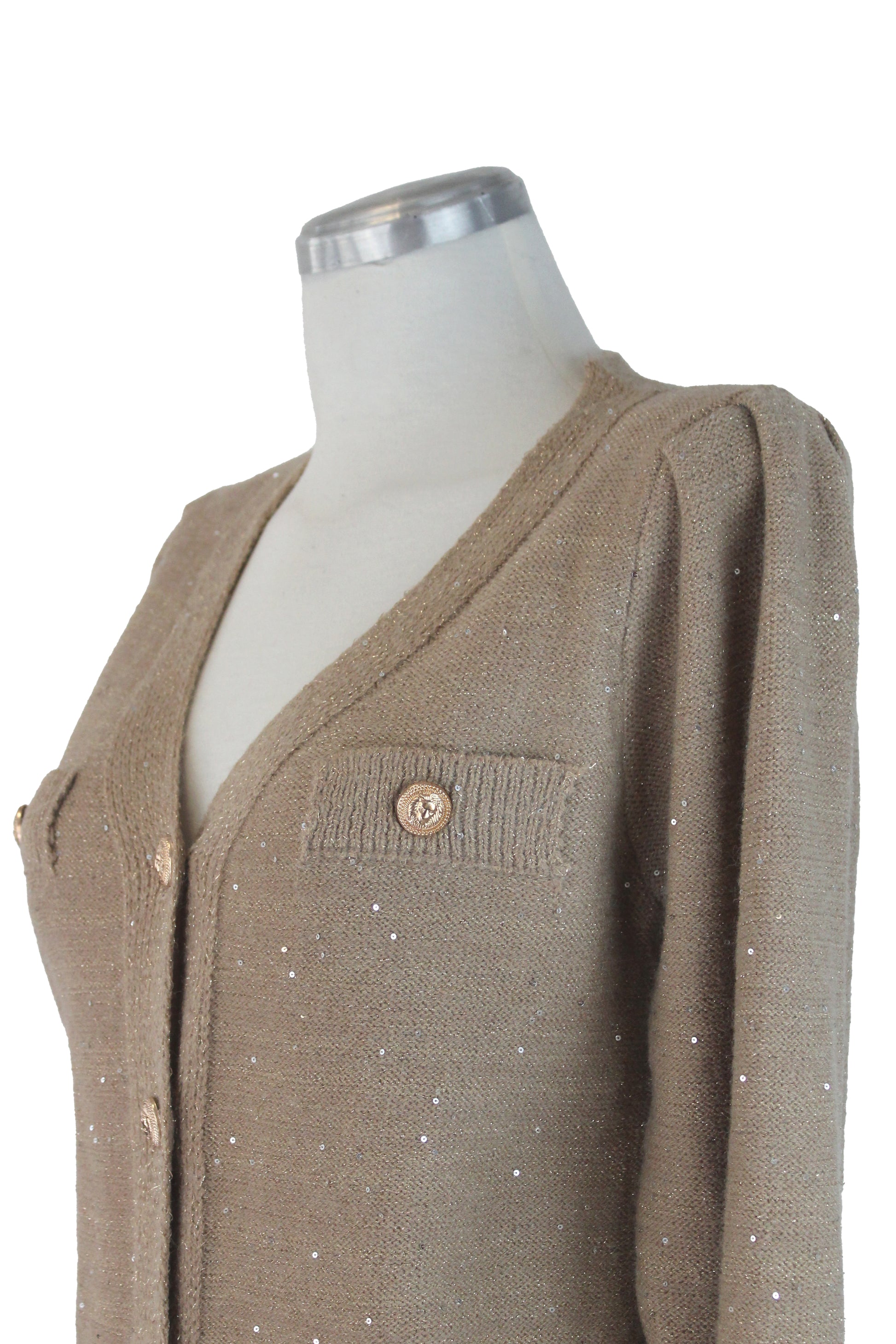 AB607 Suéter con Brillos y Botones Grabados