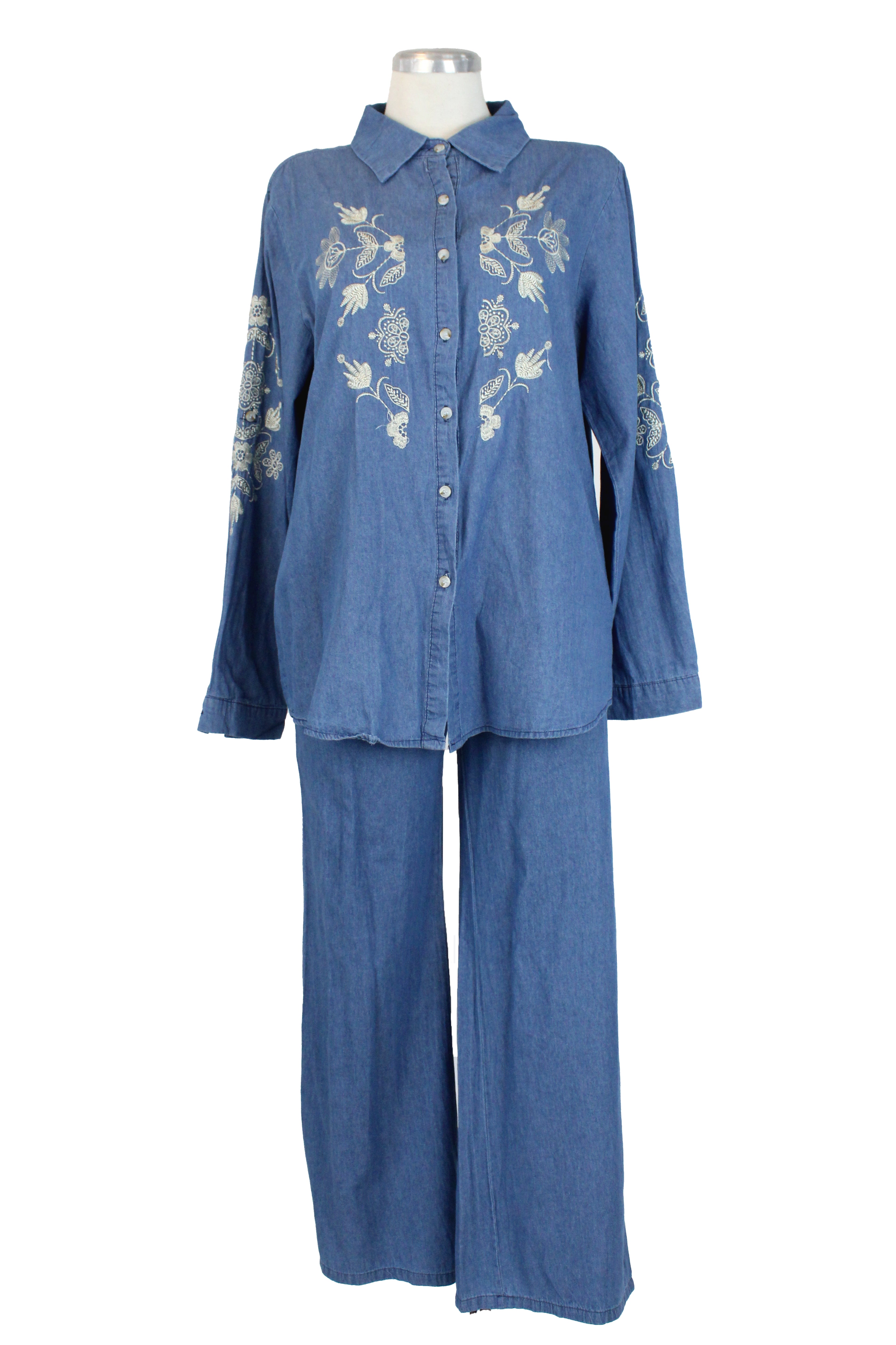 V-9630 Conjunto Tipo Mezclilla con Bordado de Flores