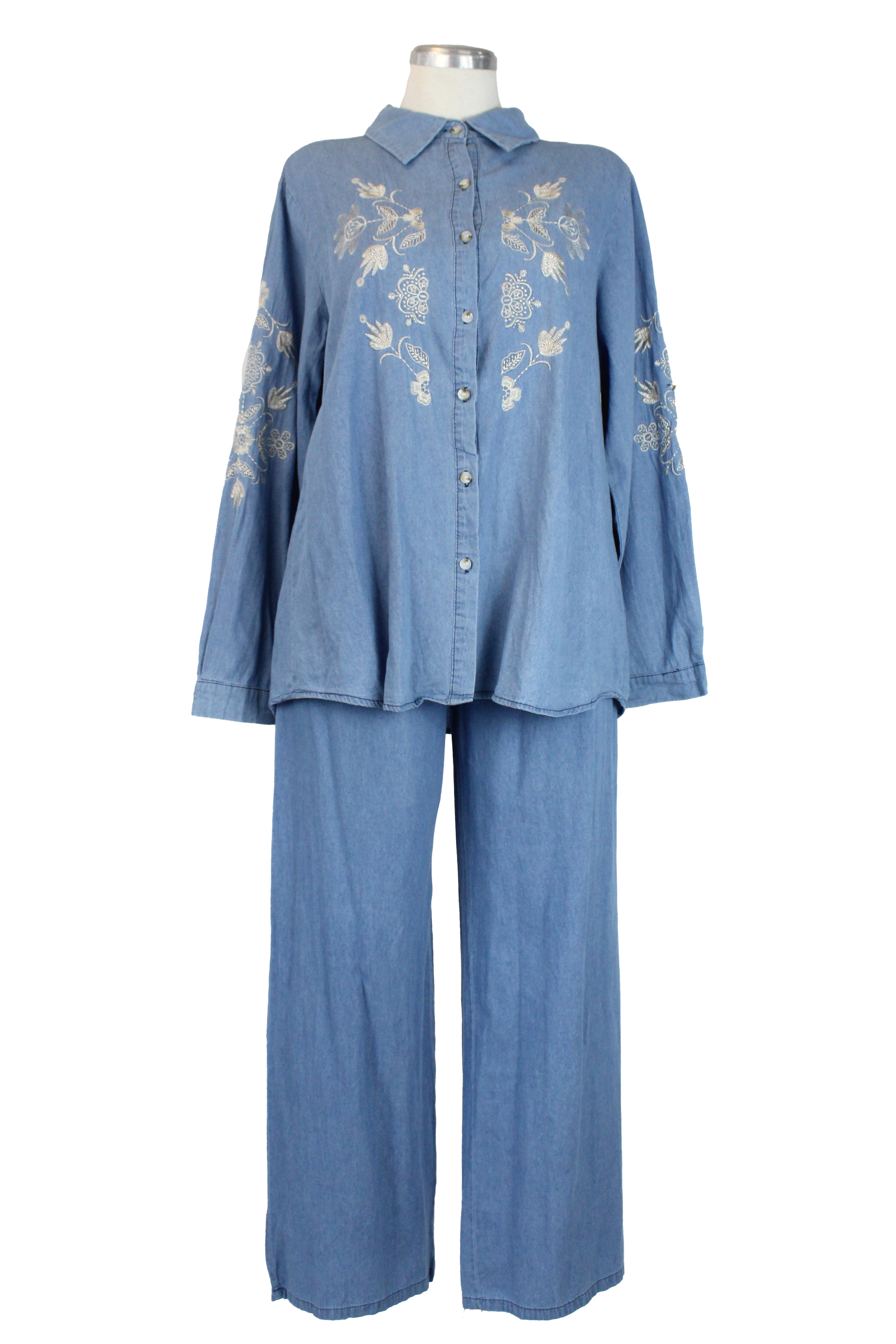 V-9630 Conjunto Tipo Mezclilla con Bordado de Flores