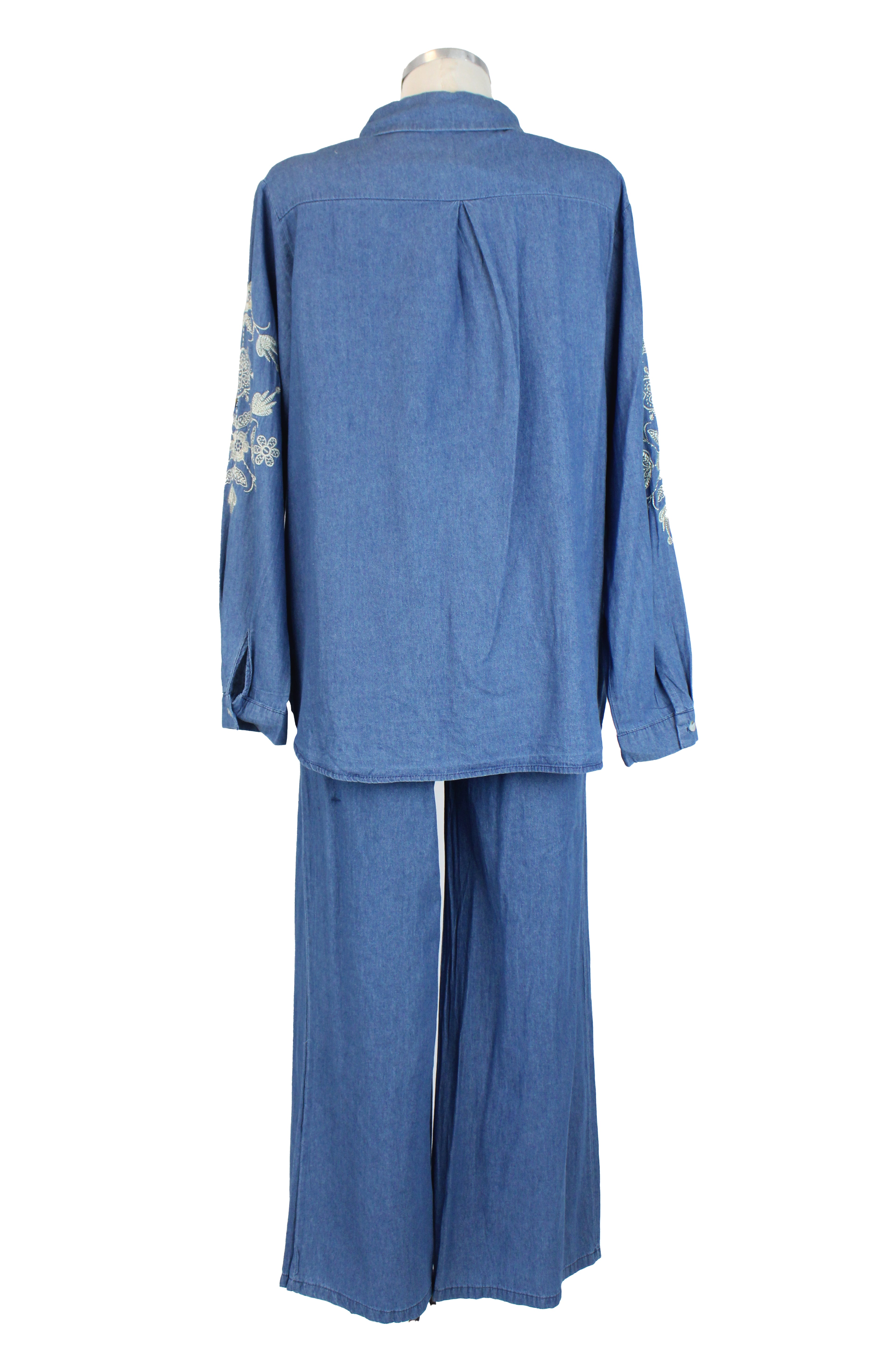 V-9630 Conjunto Tipo Mezclilla con Bordado de Flores