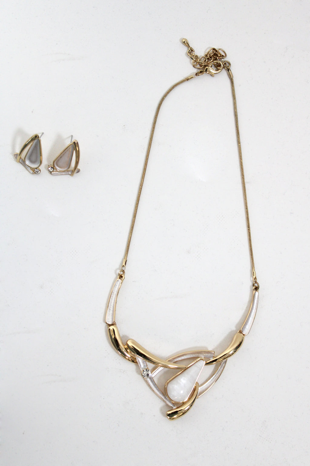 2610 Collar triángulos alargados nacarados