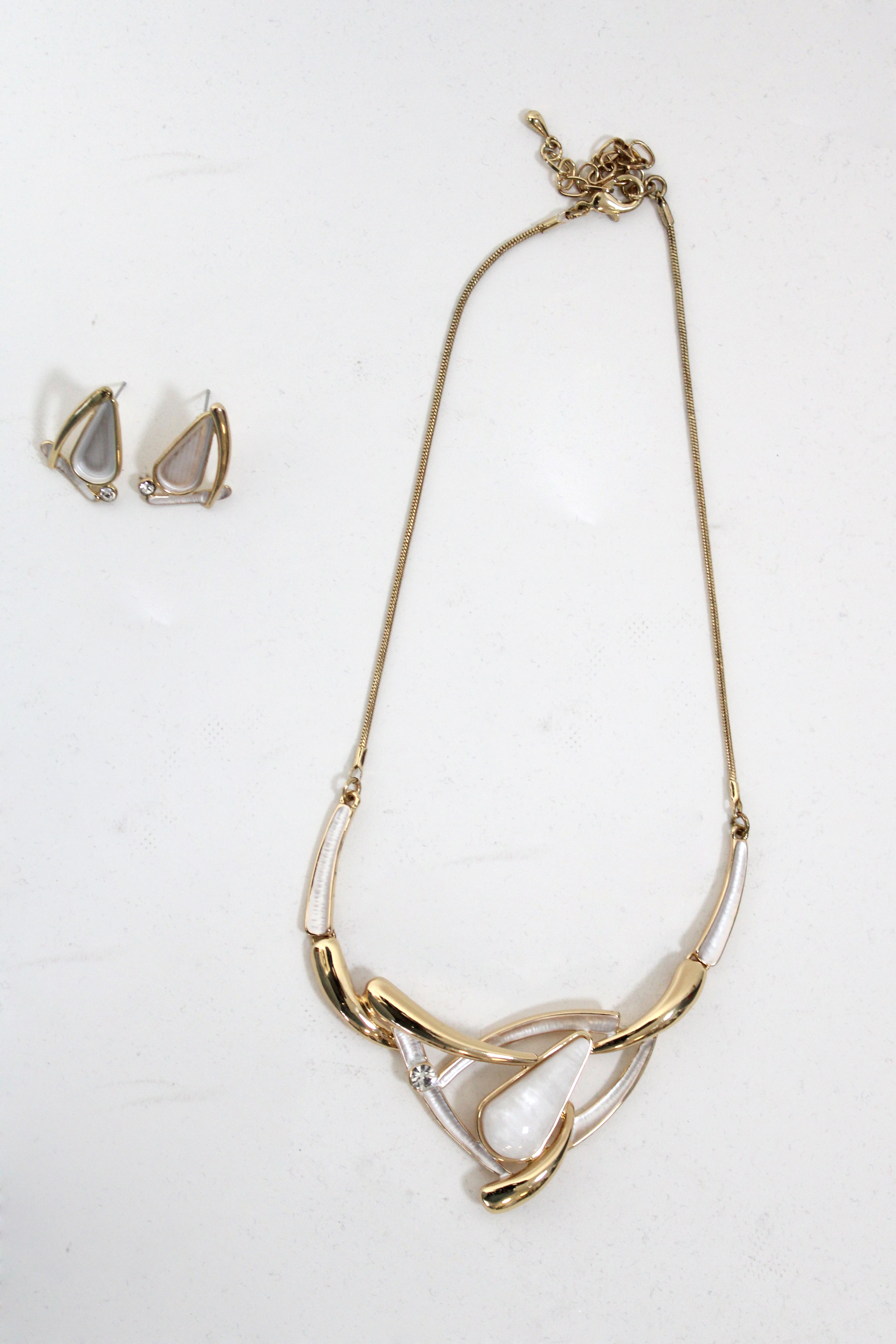 2610 Collar triángulos alargados nacarados