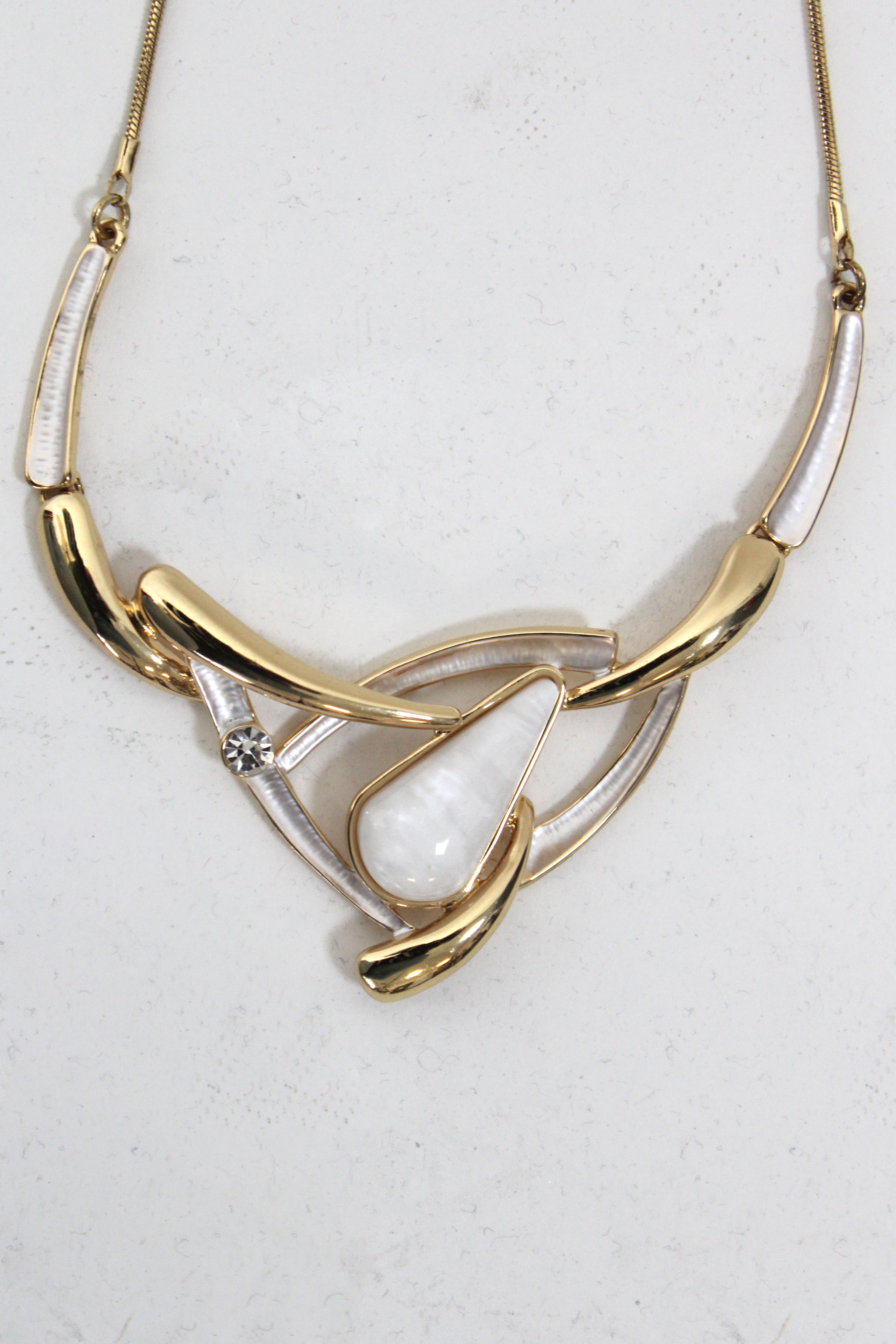 2610 Collar triángulos alargados nacarados