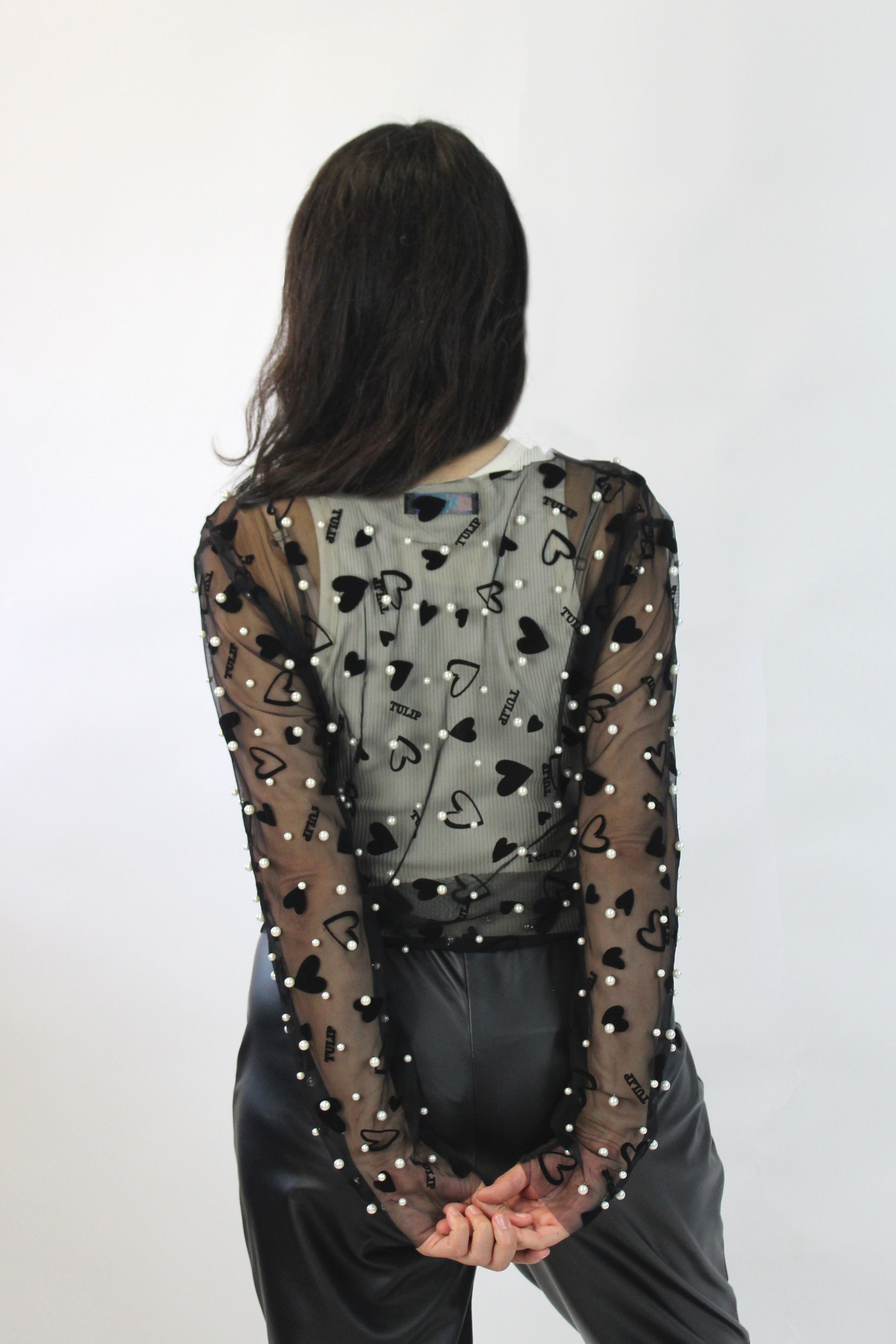 M60203 Blusa Con Transparencia Perlas y Corazones