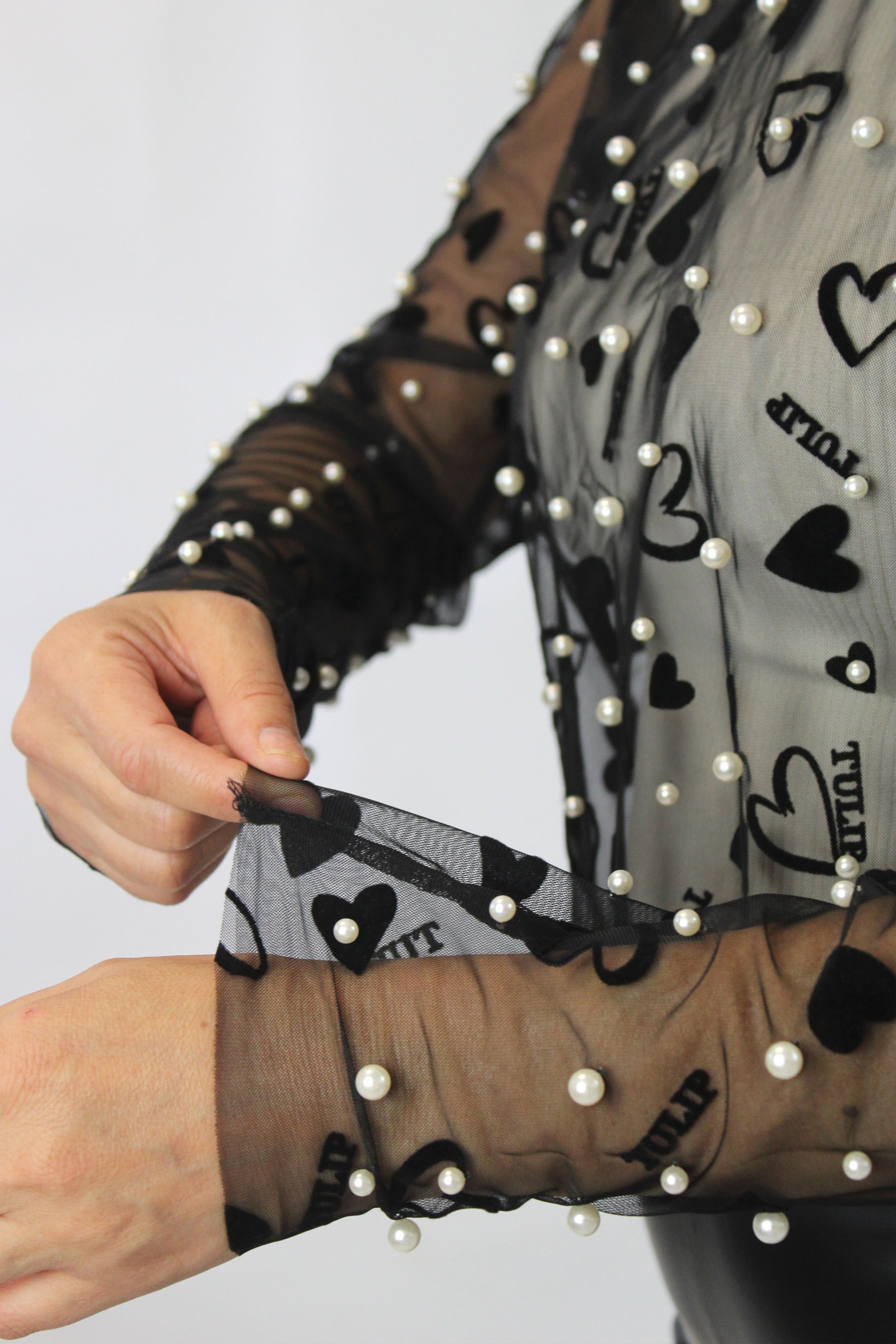 M60203 Blusa Con Transparencia Perlas y Corazones