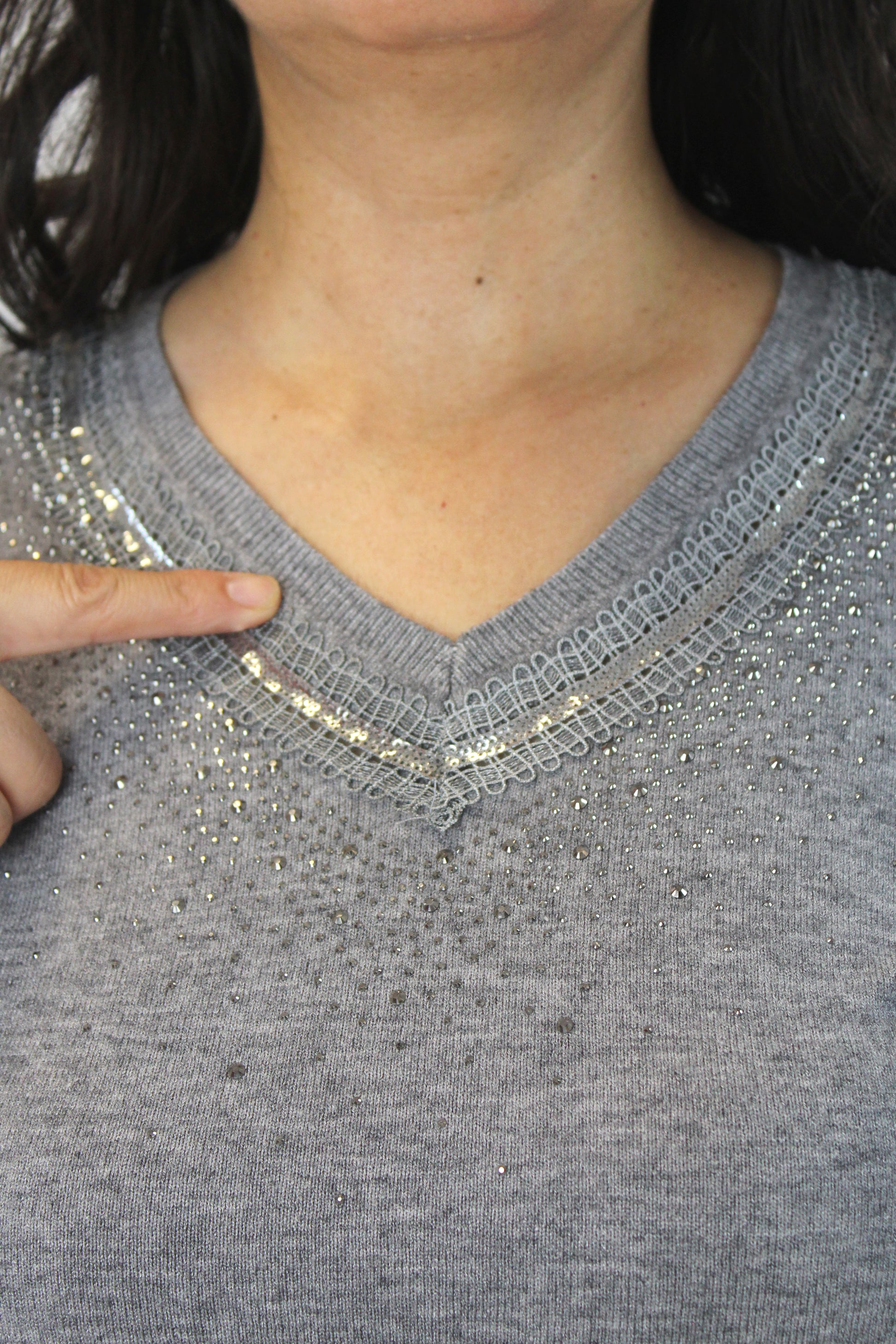 OJ-2717 Sueter Cuello V con Linea Encaje y Brillo