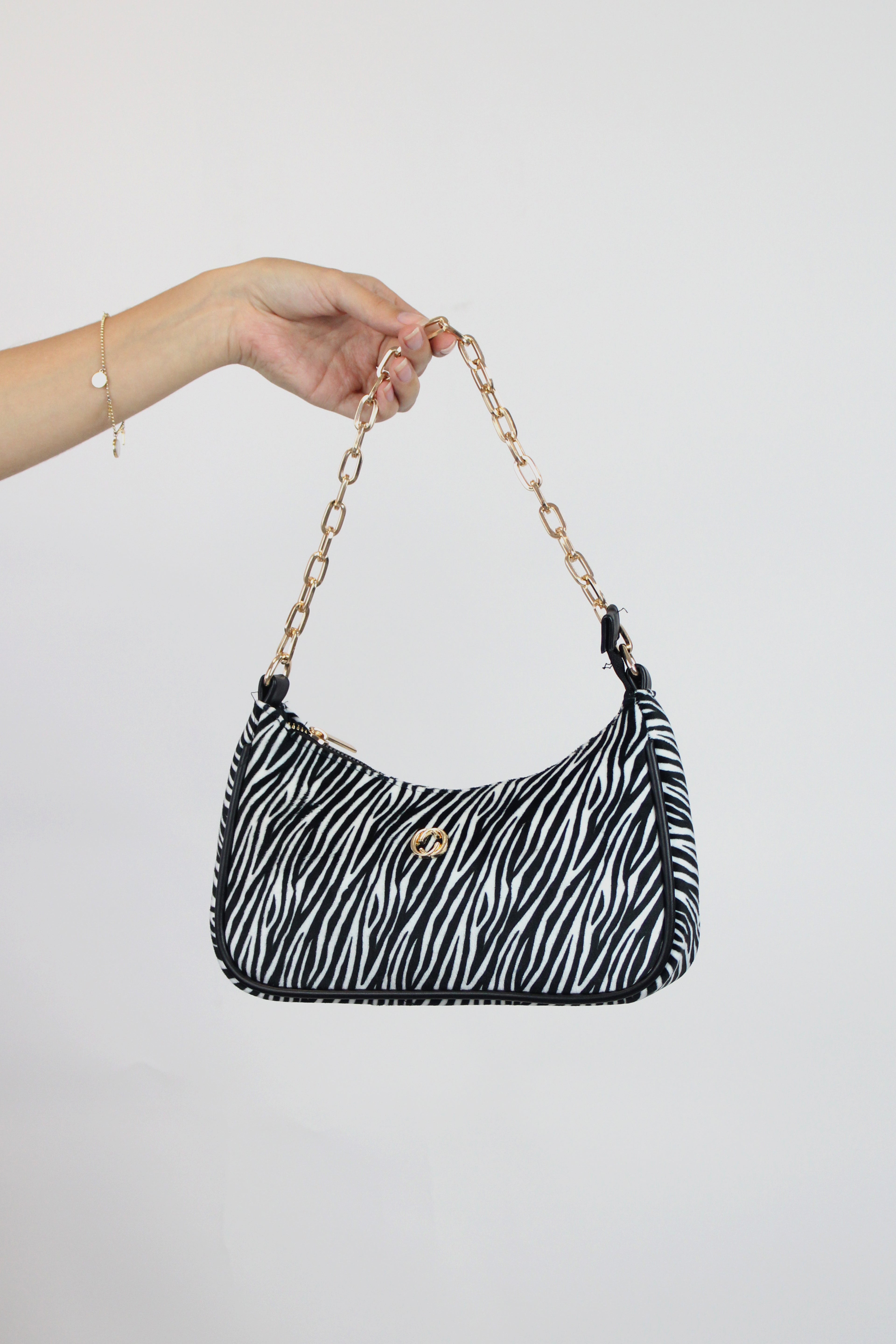 2202 Bolsa Mediana Zebra Negra de Terciopelo con Cadena