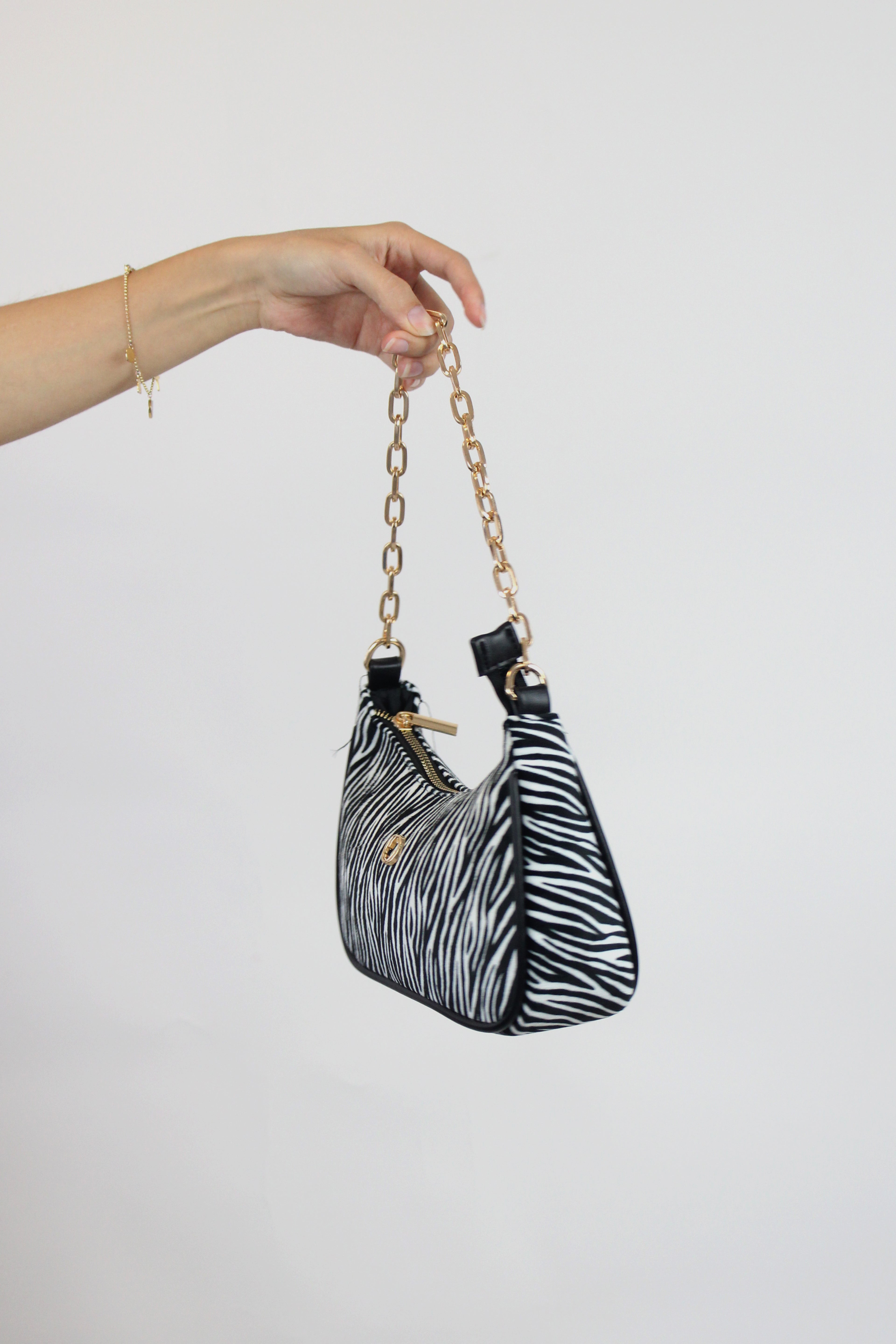 2202 Bolsa Mediana Zebra Negra de Terciopelo con Cadena