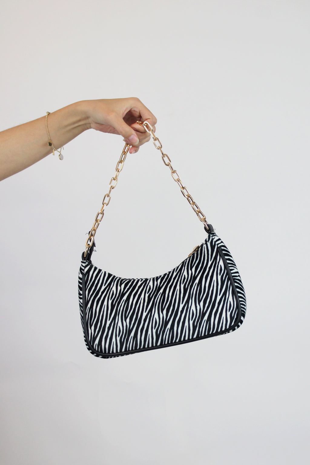 2202 Bolsa Mediana Zebra Negra de Terciopelo con Cadena
