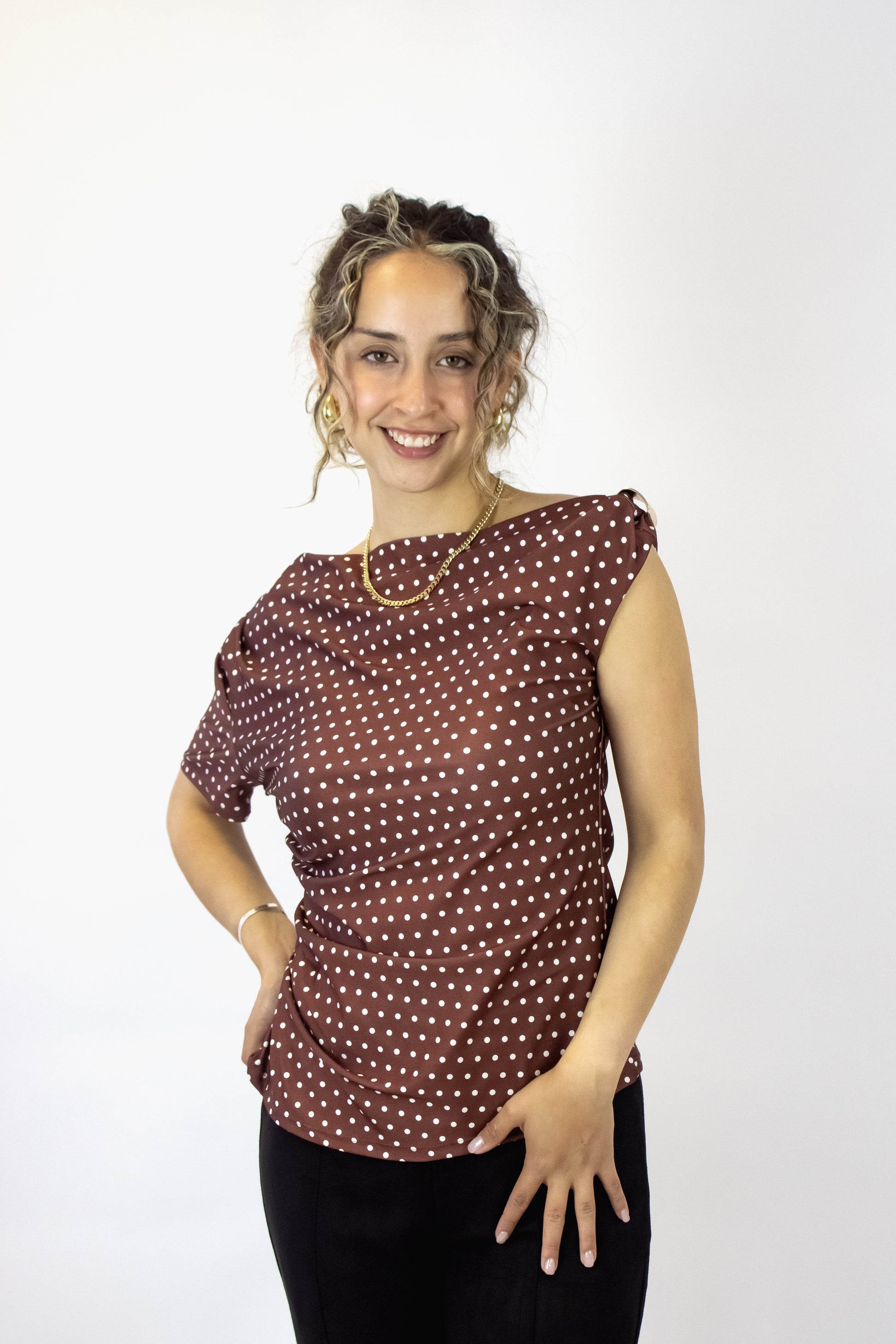 1260LBJ Blusa con Lunares y Broche Dorado