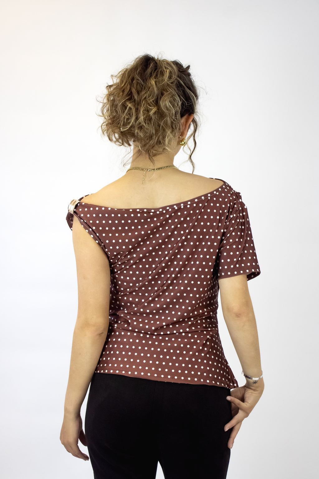 1260LBJ Blusa con Lunares y Broche Dorado