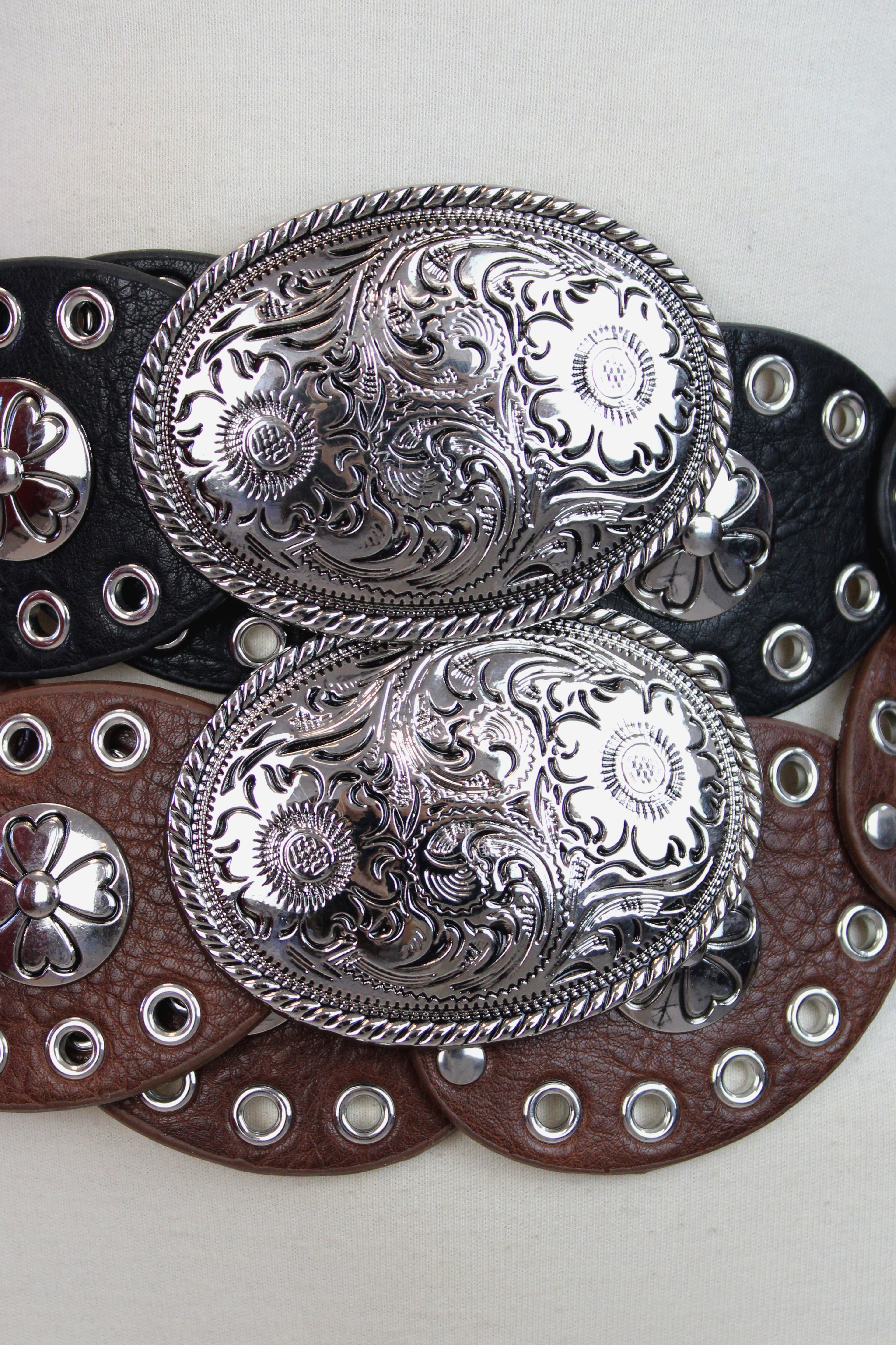 248 Cinto Discos con Trébol Hebilla Floreada