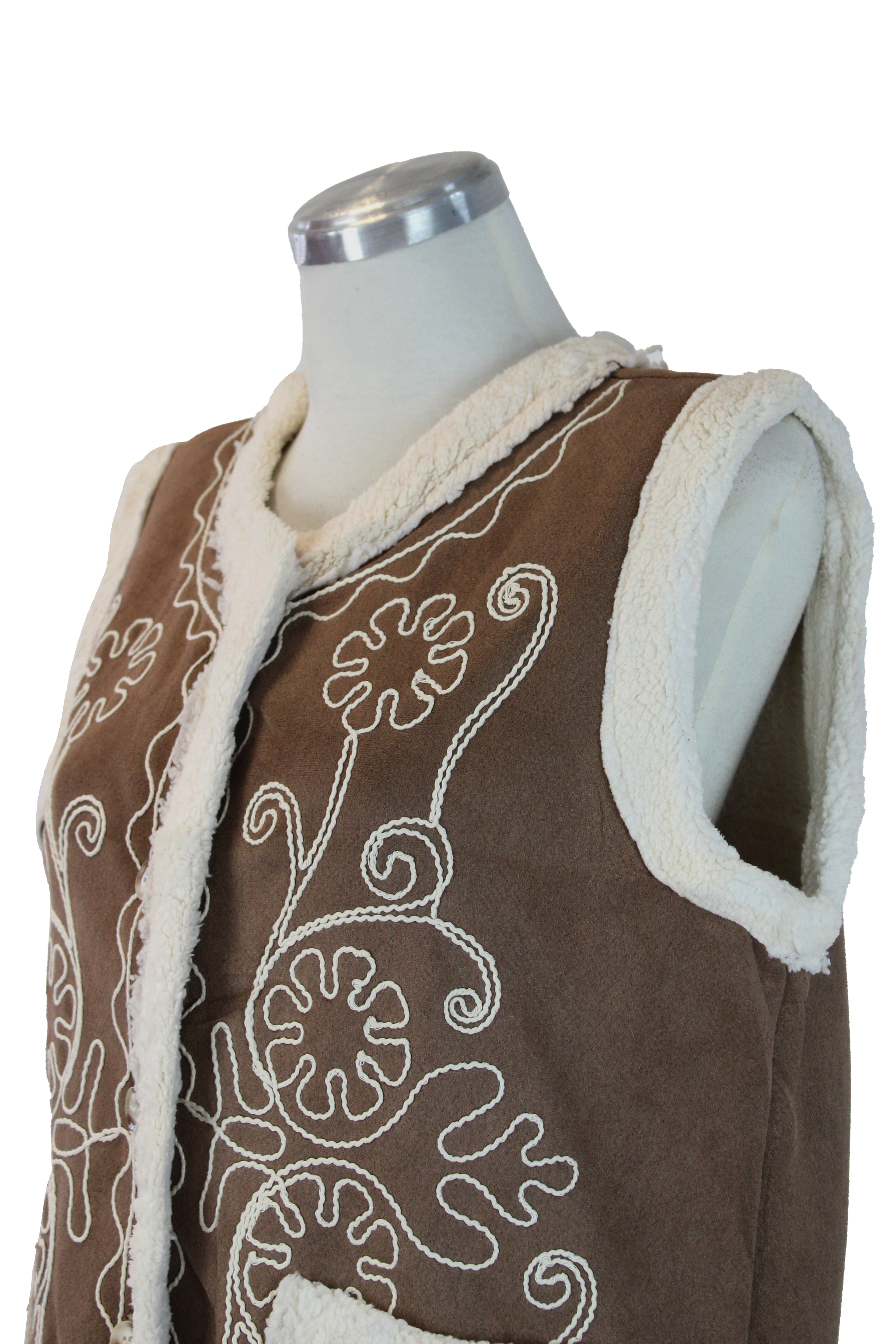 XJ-3230 Chaleco con Bordado y Orillas Afelpadas