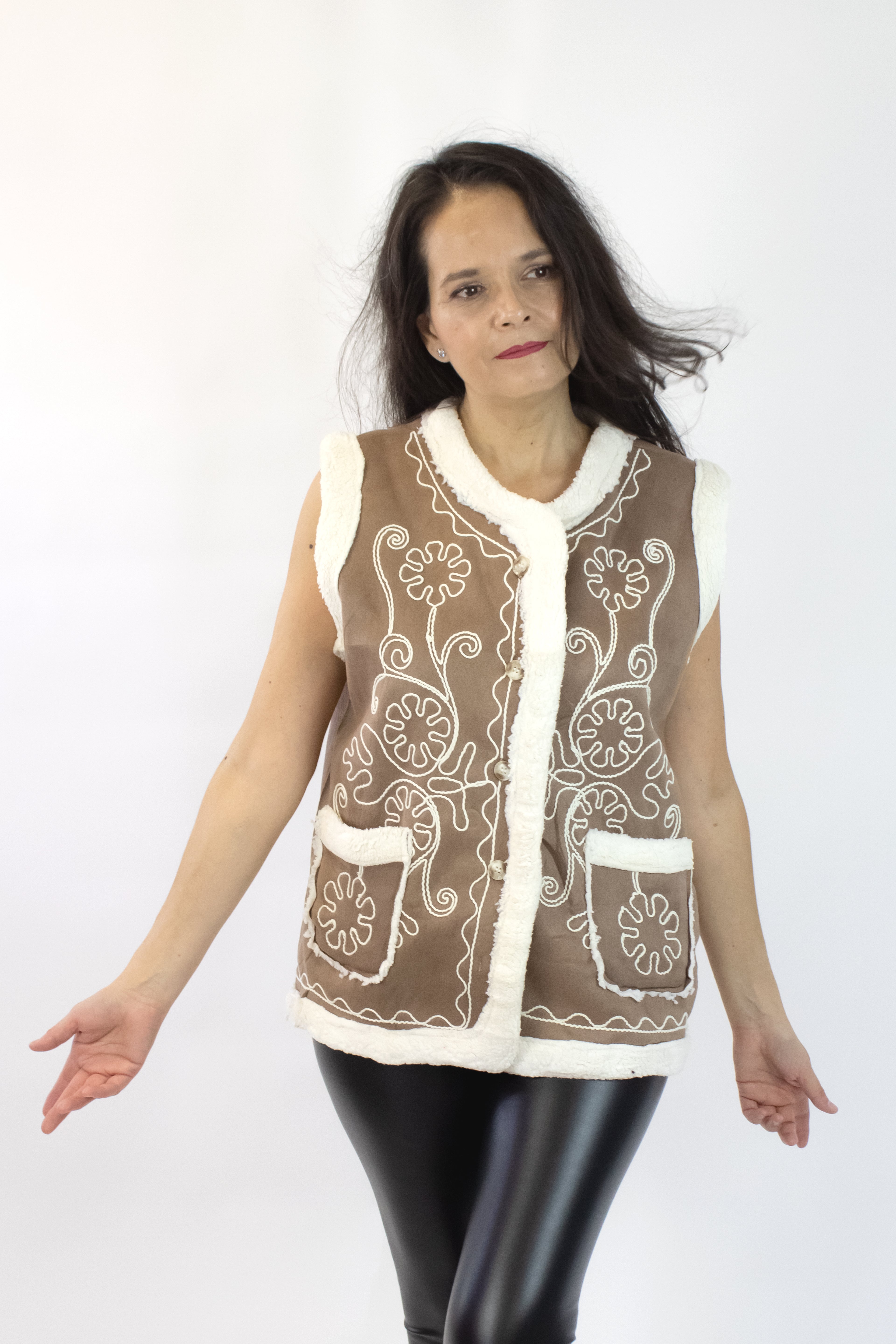 XJ-3230 Chaleco con Bordado y Orillas Afelpadas