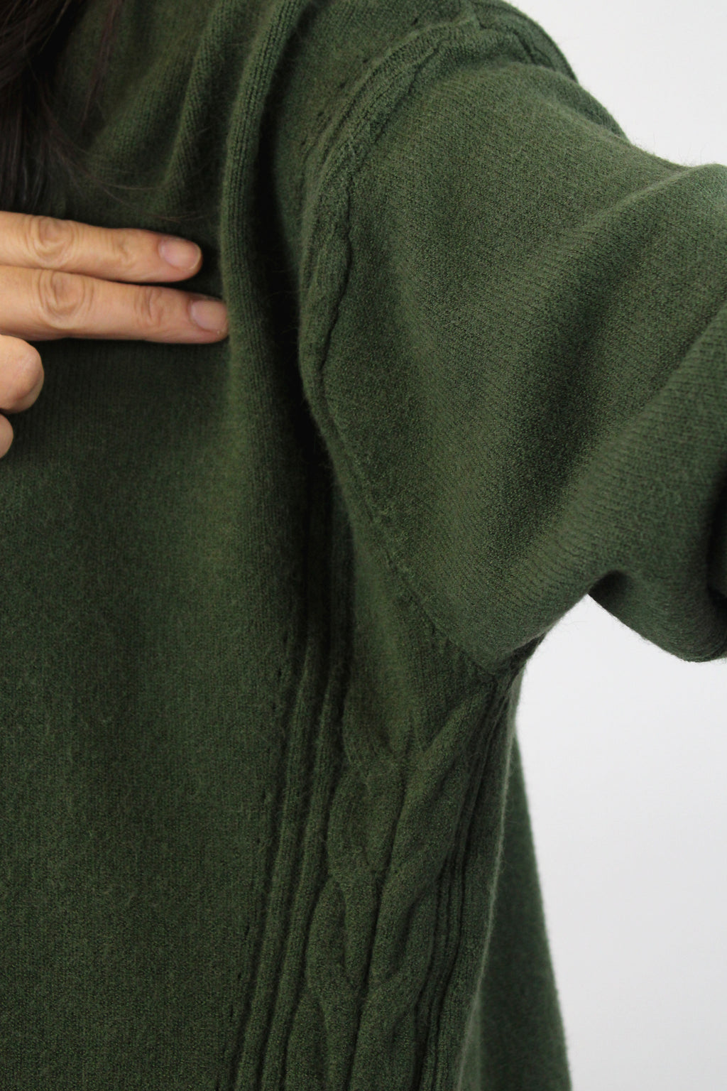 1275 Suéter Tejido Cuello V Trenza a los Costados