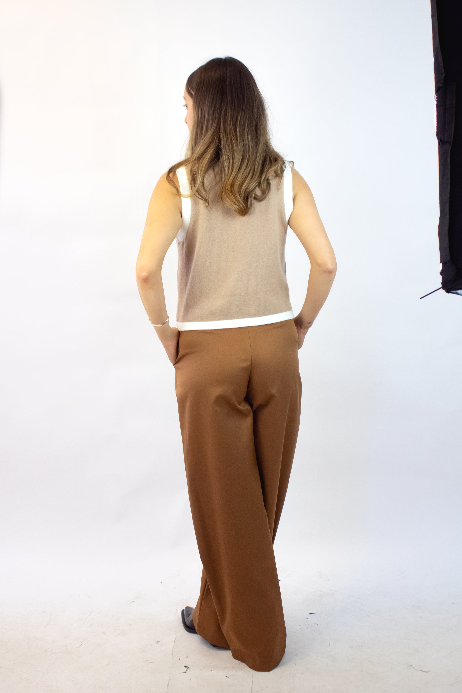 LK02931 Pantalon Corte Recto y Acinturado Mitad Pretina