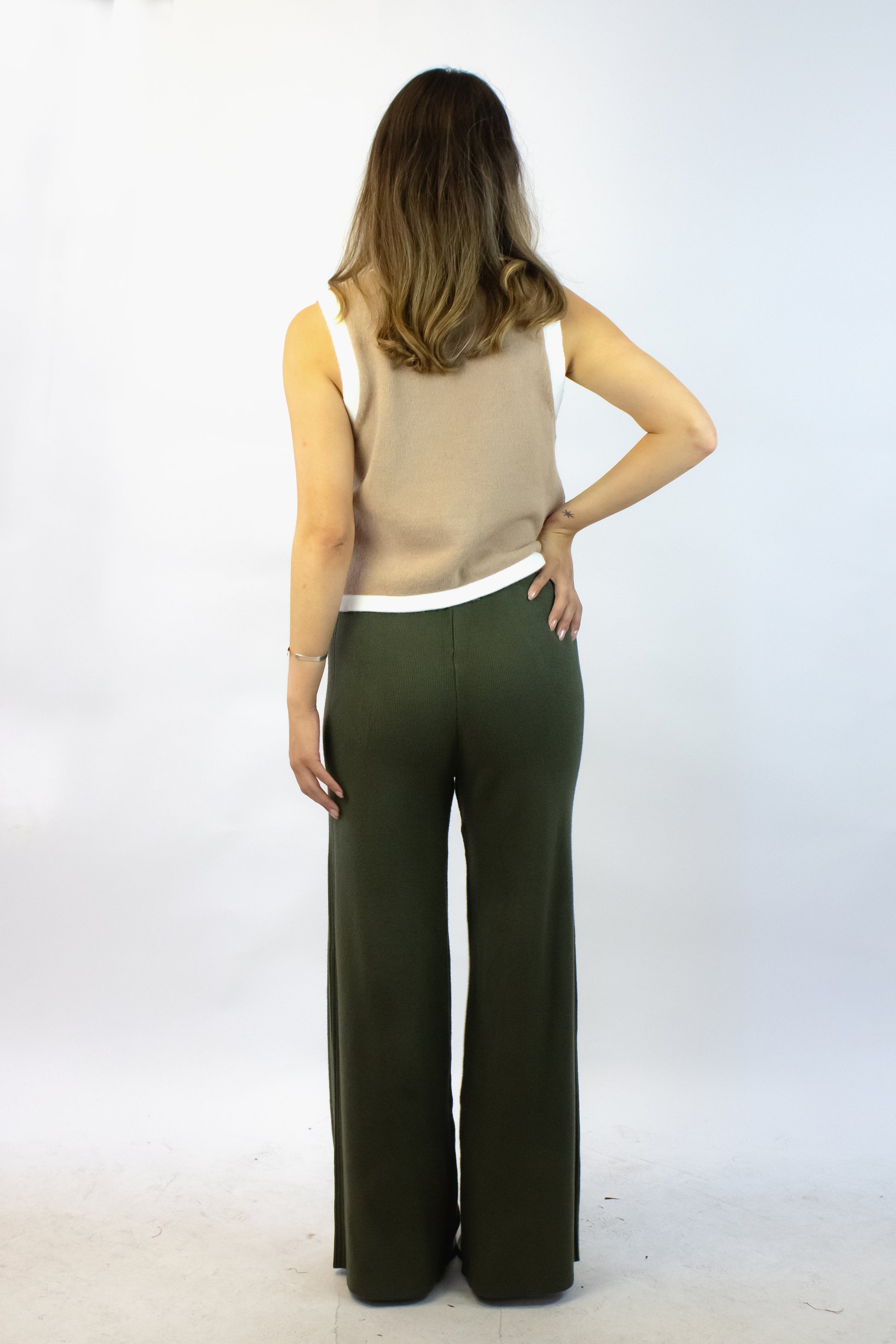 K2507 Pantalonera Líneas Suaves