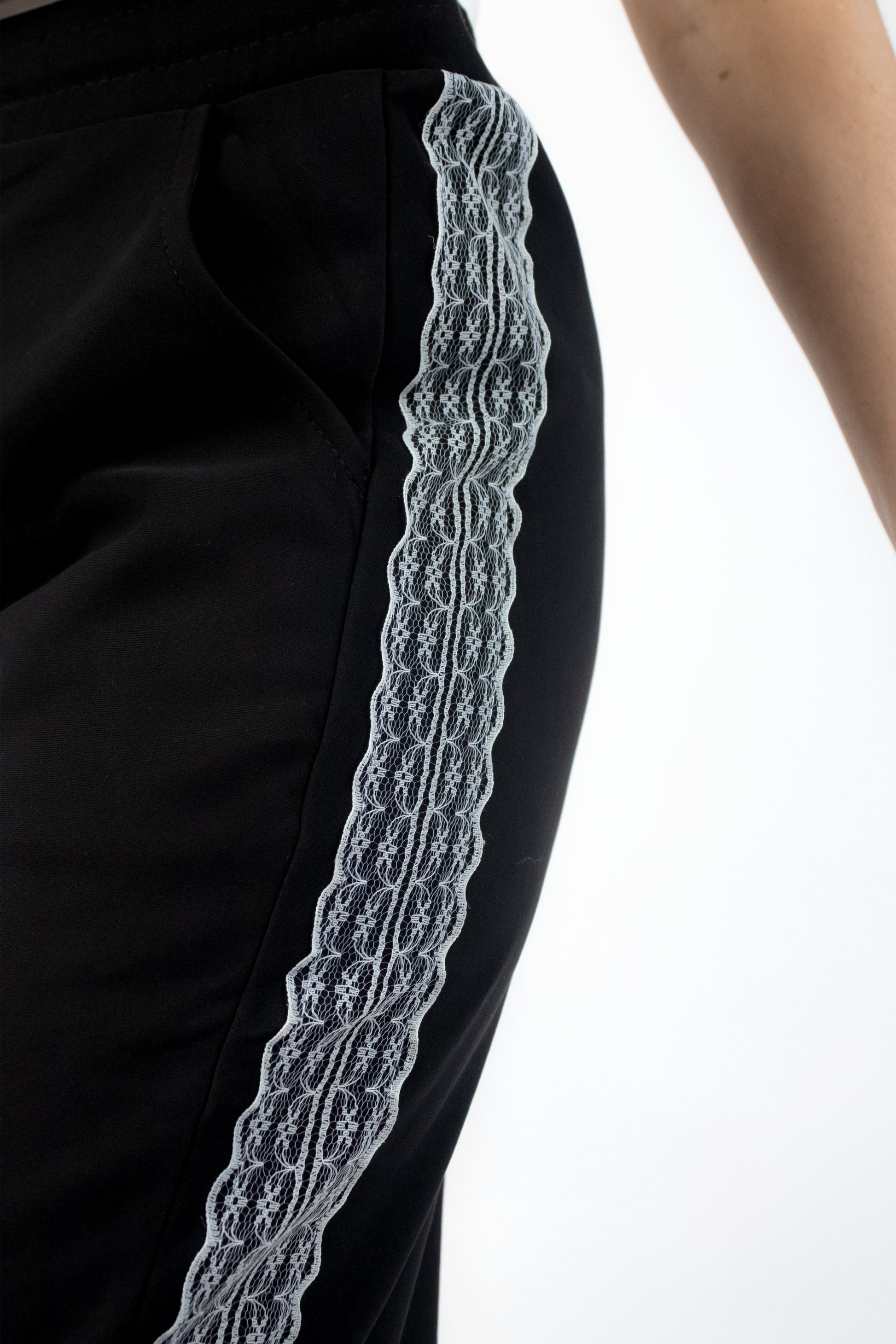 K0650 Pantalón Recto con Elástico Y Encaje Lateral