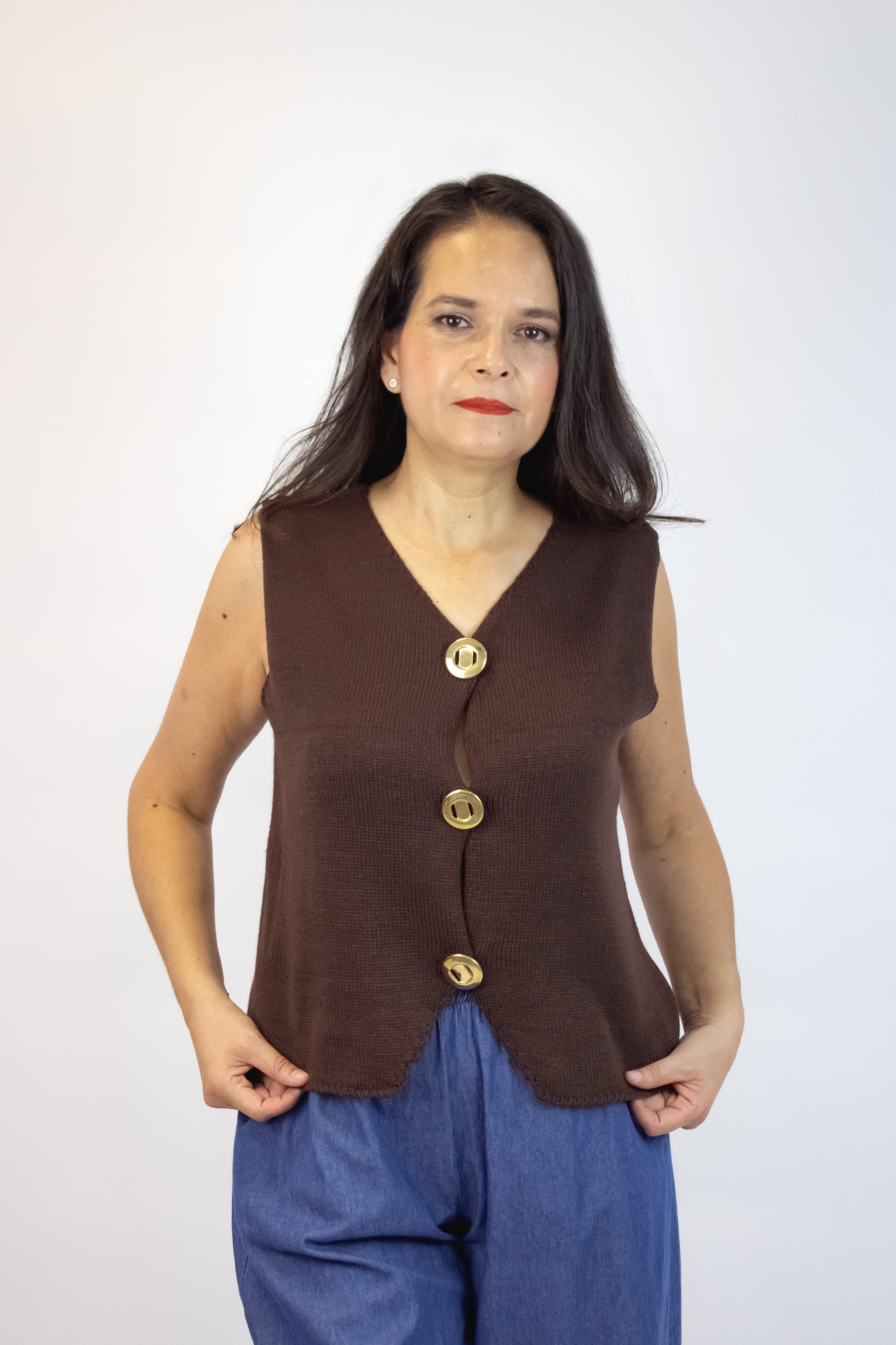 2557 Chaleco Bordes Trenzados con Botones Dorados