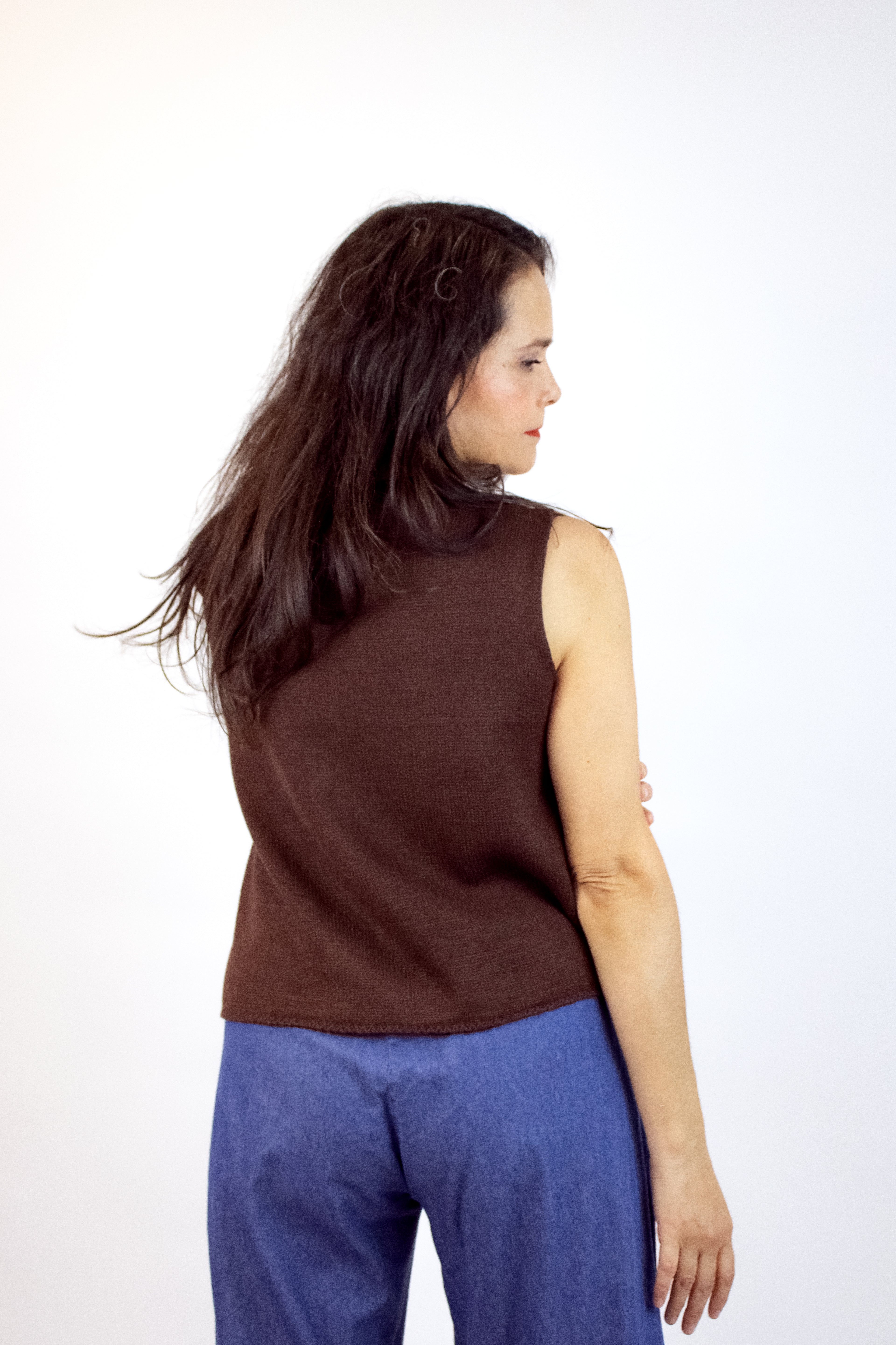 2557 Chaleco Bordes Trenzados con Botones Dorados