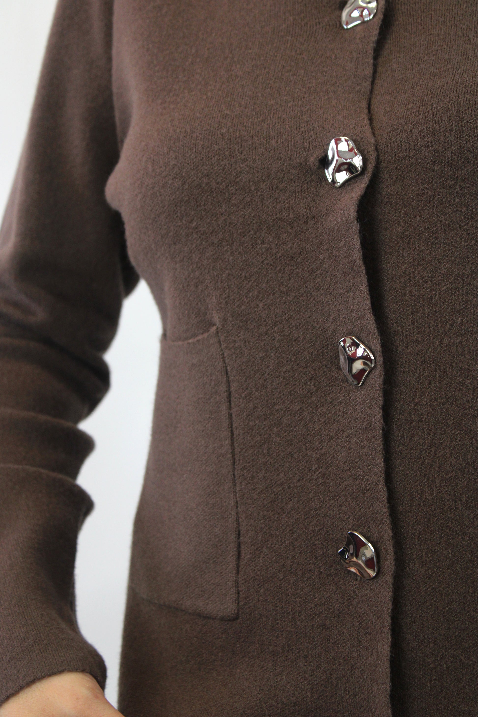 1270 Suéter de Botones Irregulares y Bolsillos