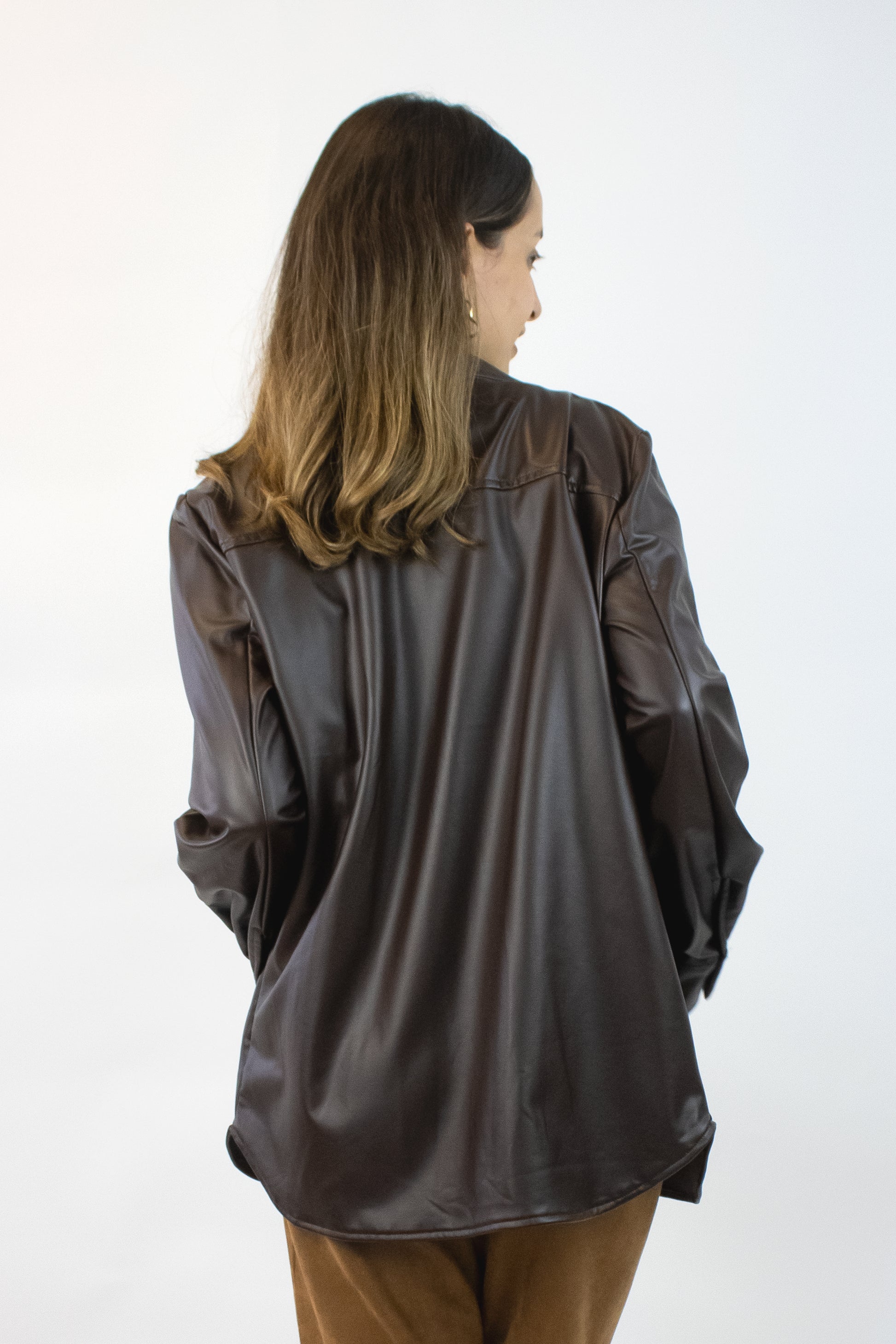 LK02909 Sobrecamisa Vinipiel  con 2 Bolsas Boton Plata